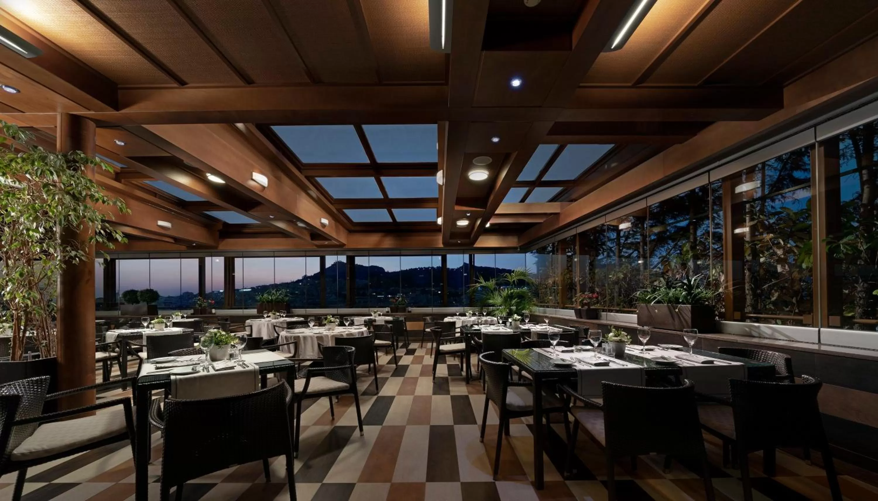 Restaurant/places to eat in Crowne Plaza Athens City Centre by IHG