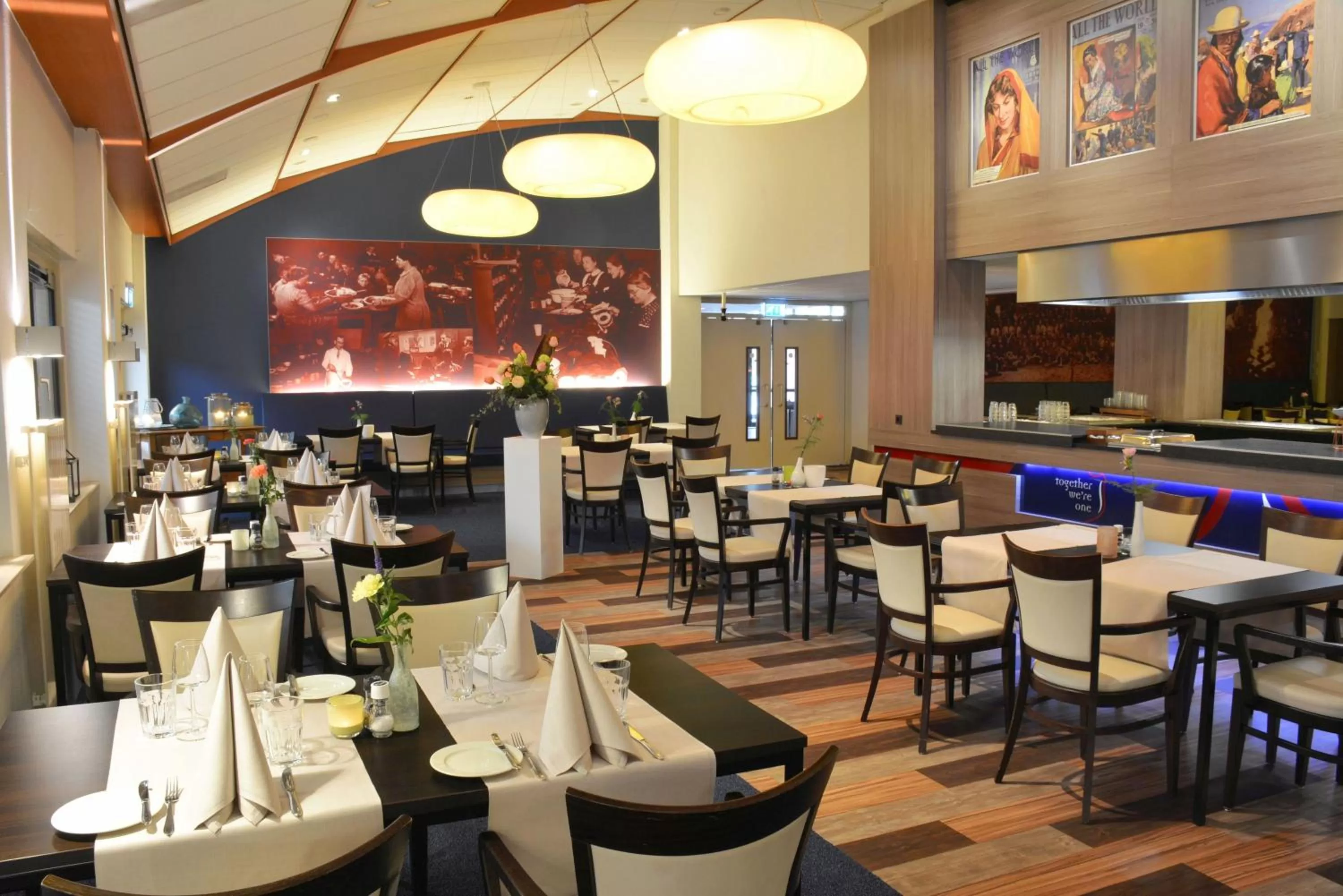 Restaurant/places to eat in 50|50 Hotel Belmont