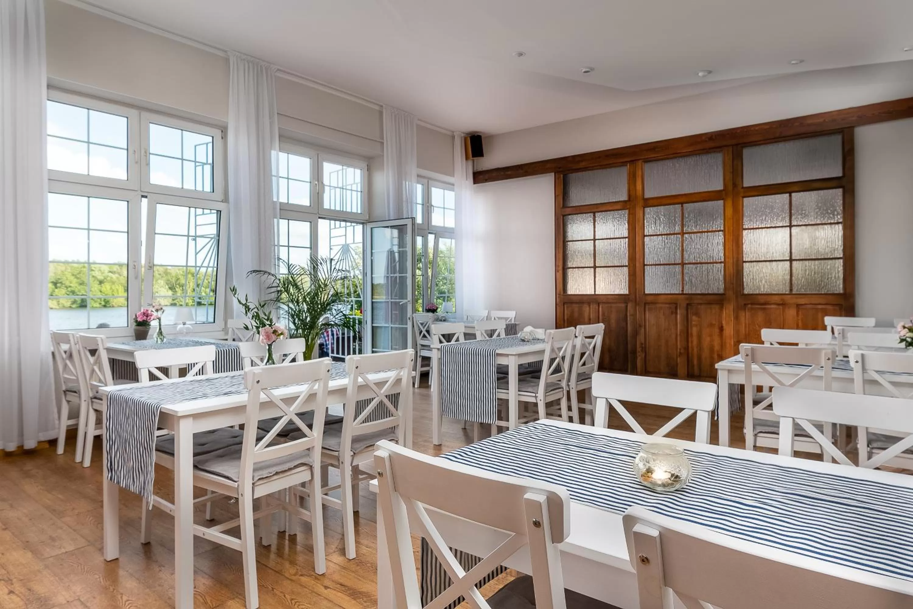 Lounge or bar in JACHTOWA Hotel i Restauracja