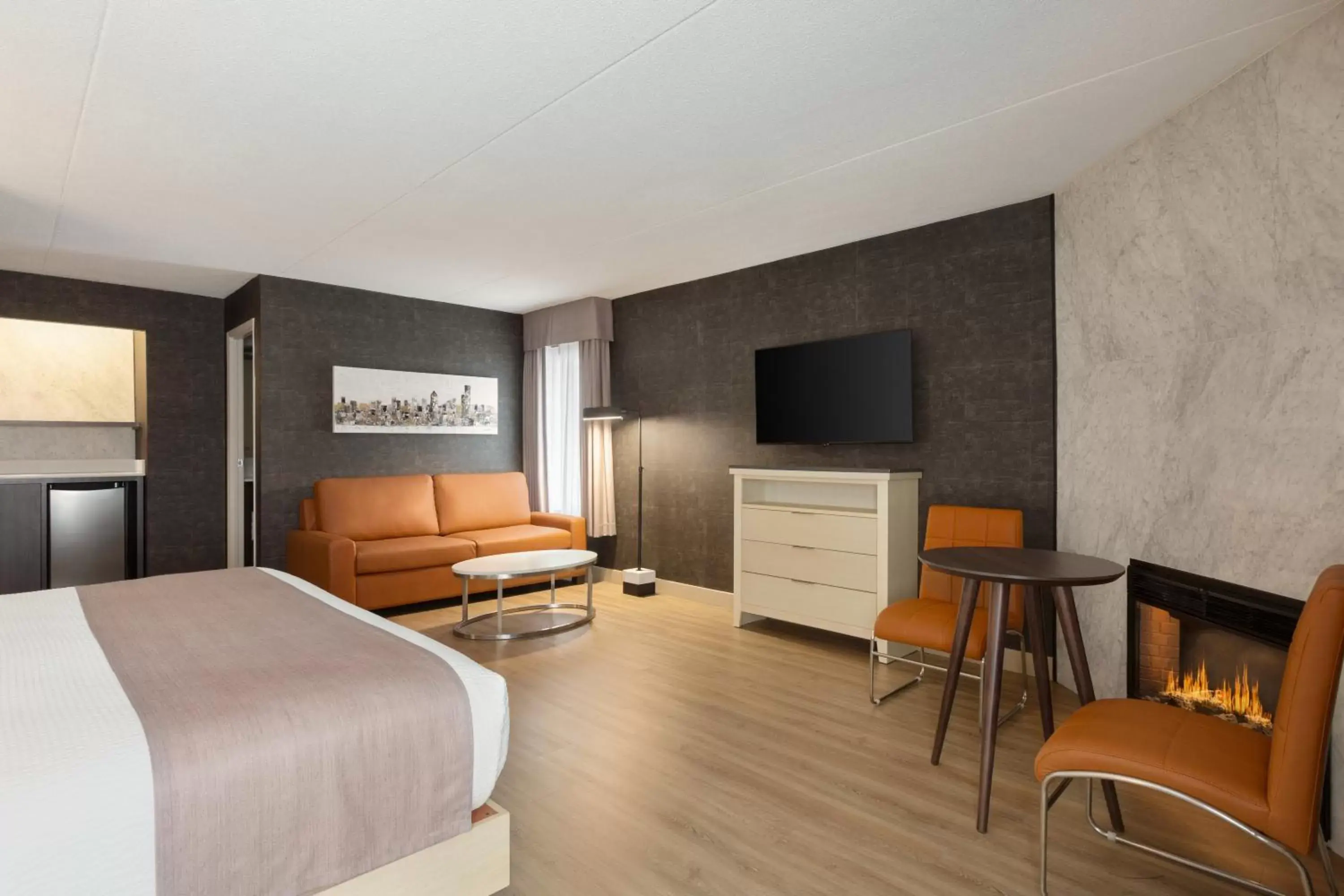 Deluxe King Room - Non-Smoking in Days Inn by Wyndham Toronto West Mississauga Deluxe King Room - Non-Smoking in Days Inn by Wyndham Toronto West Mississauga