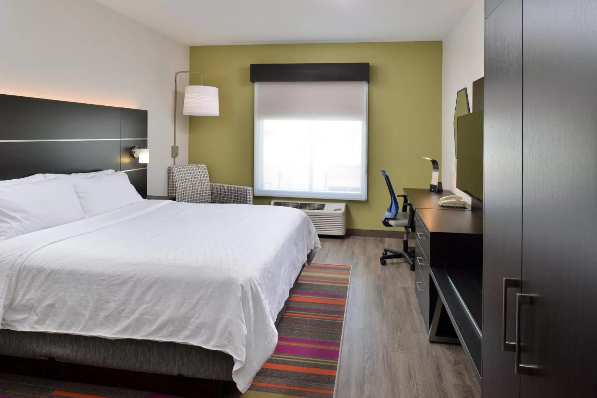 Photo of the whole room, Bed in Holiday Inn Express Hotel & Suites Carthage by IHG
