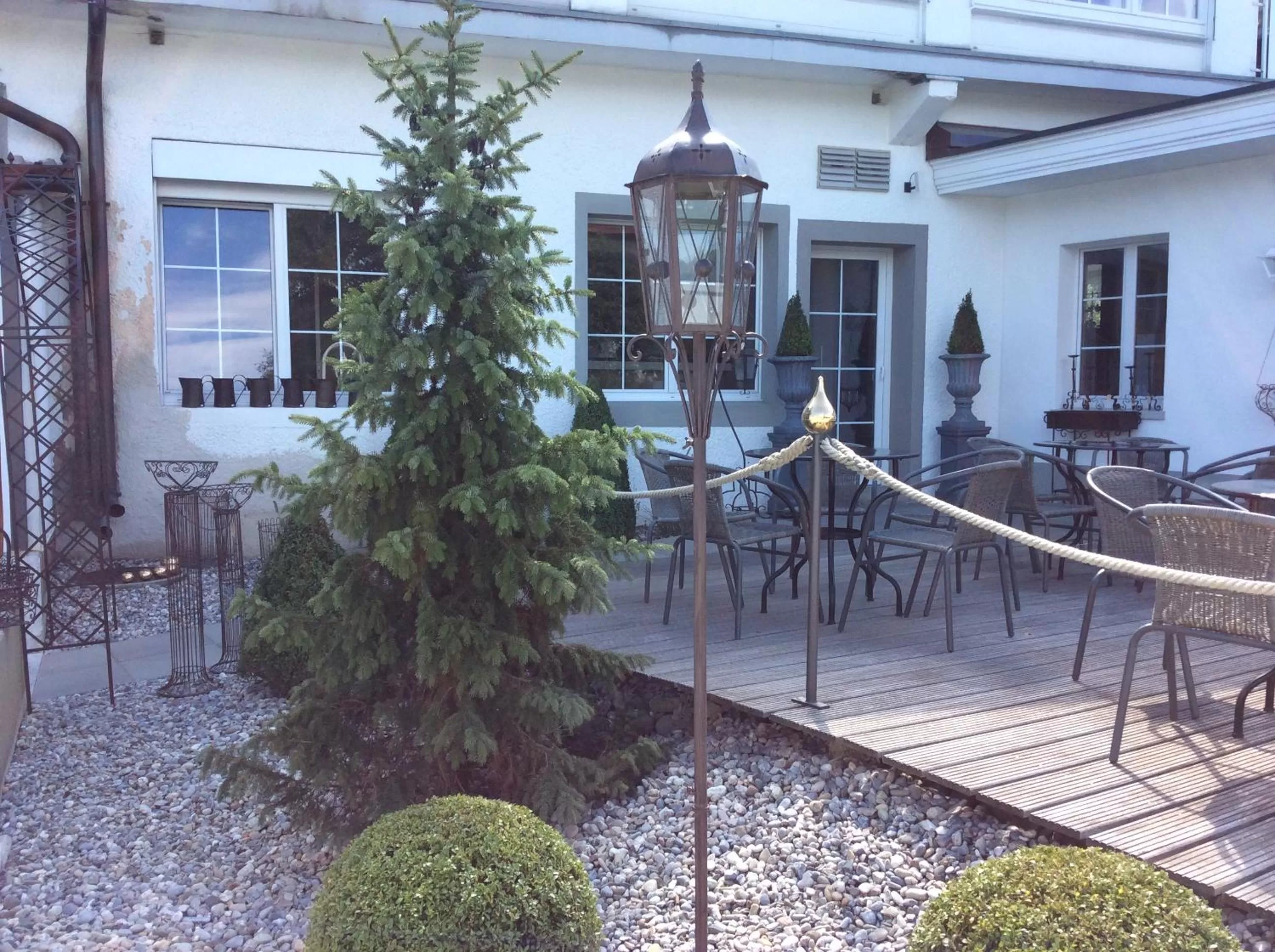 Property building in Landcafe mit Mini Hotel