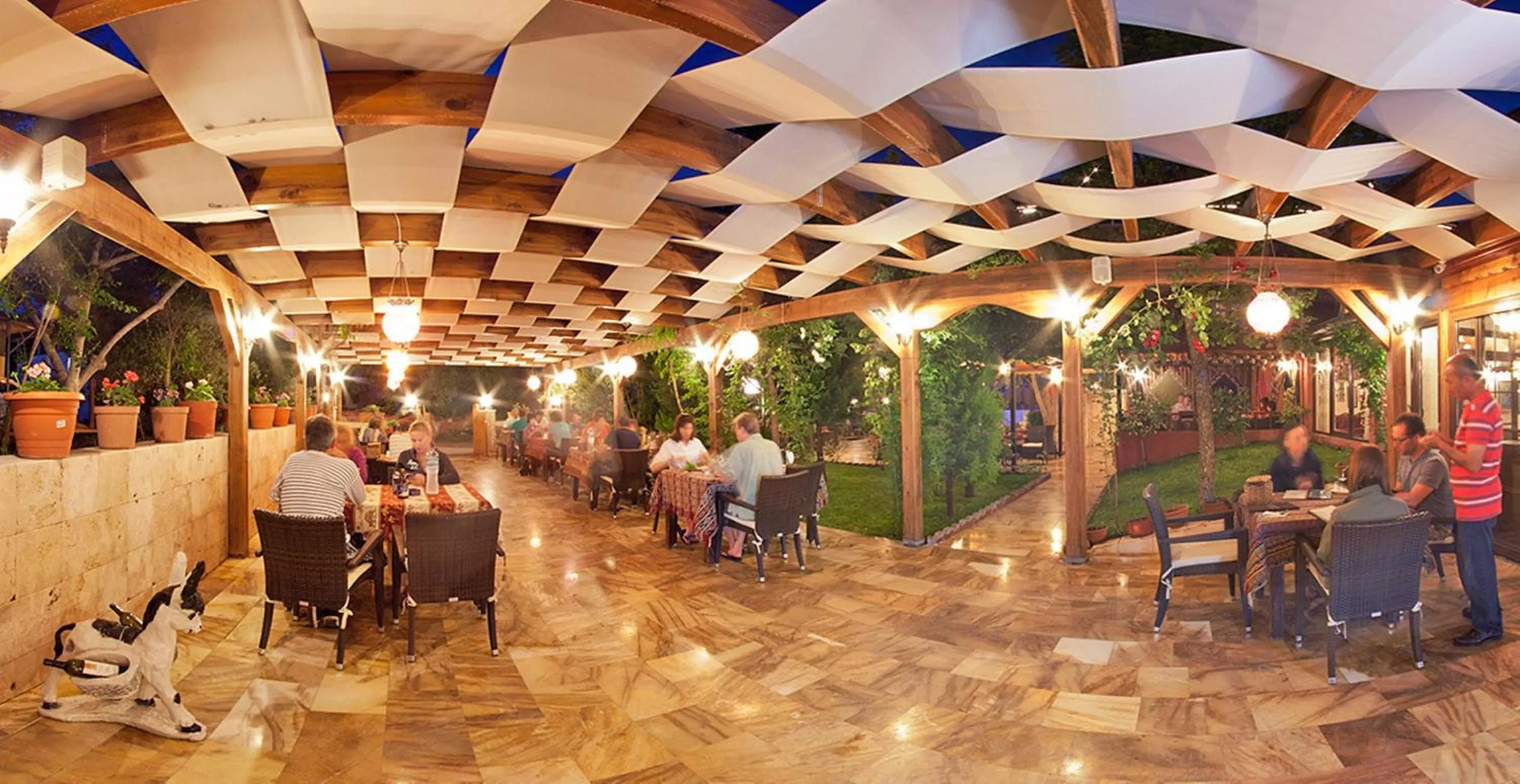 Restaurant/places to eat in Venus Hotel