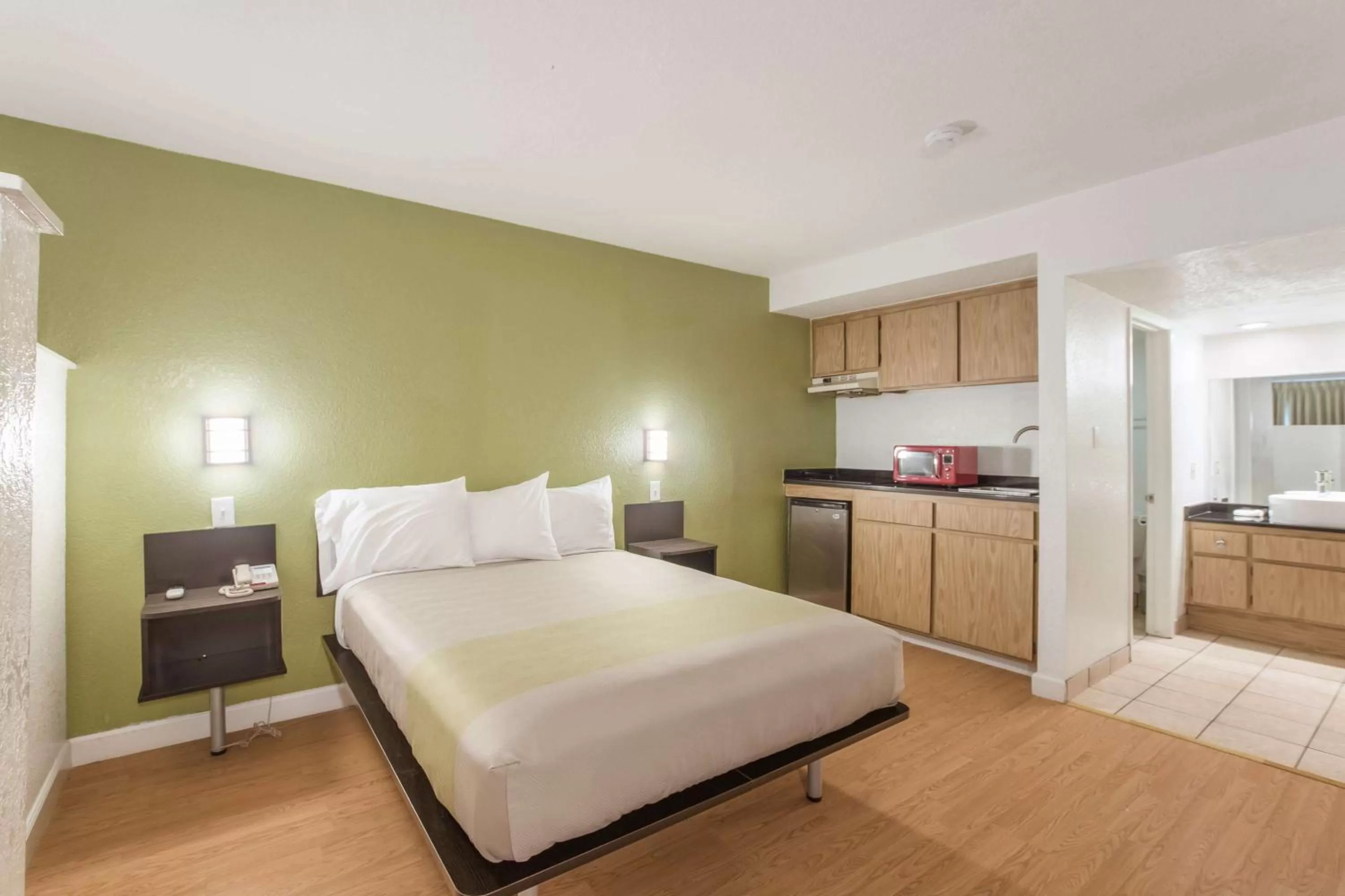 Kitchen or kitchenette, Bed in Motel 6 Hemet