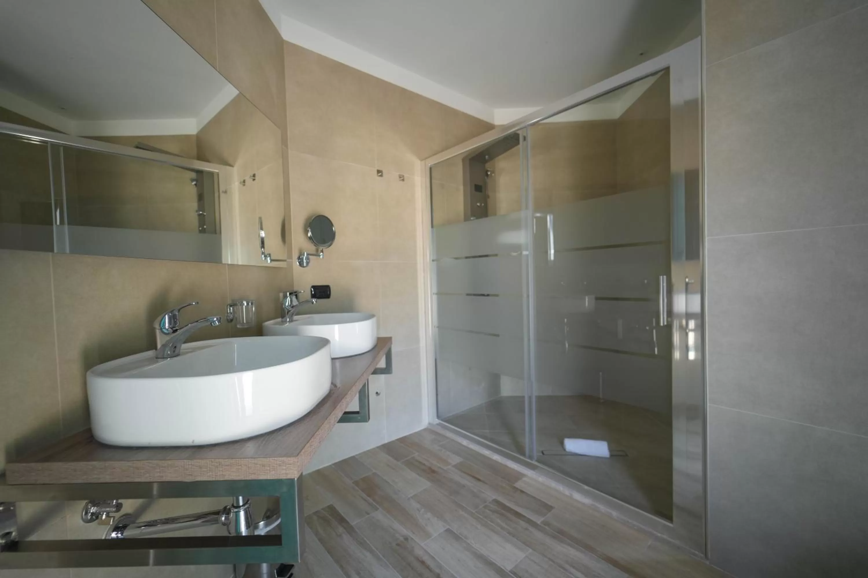 Bathroom in paradise suite