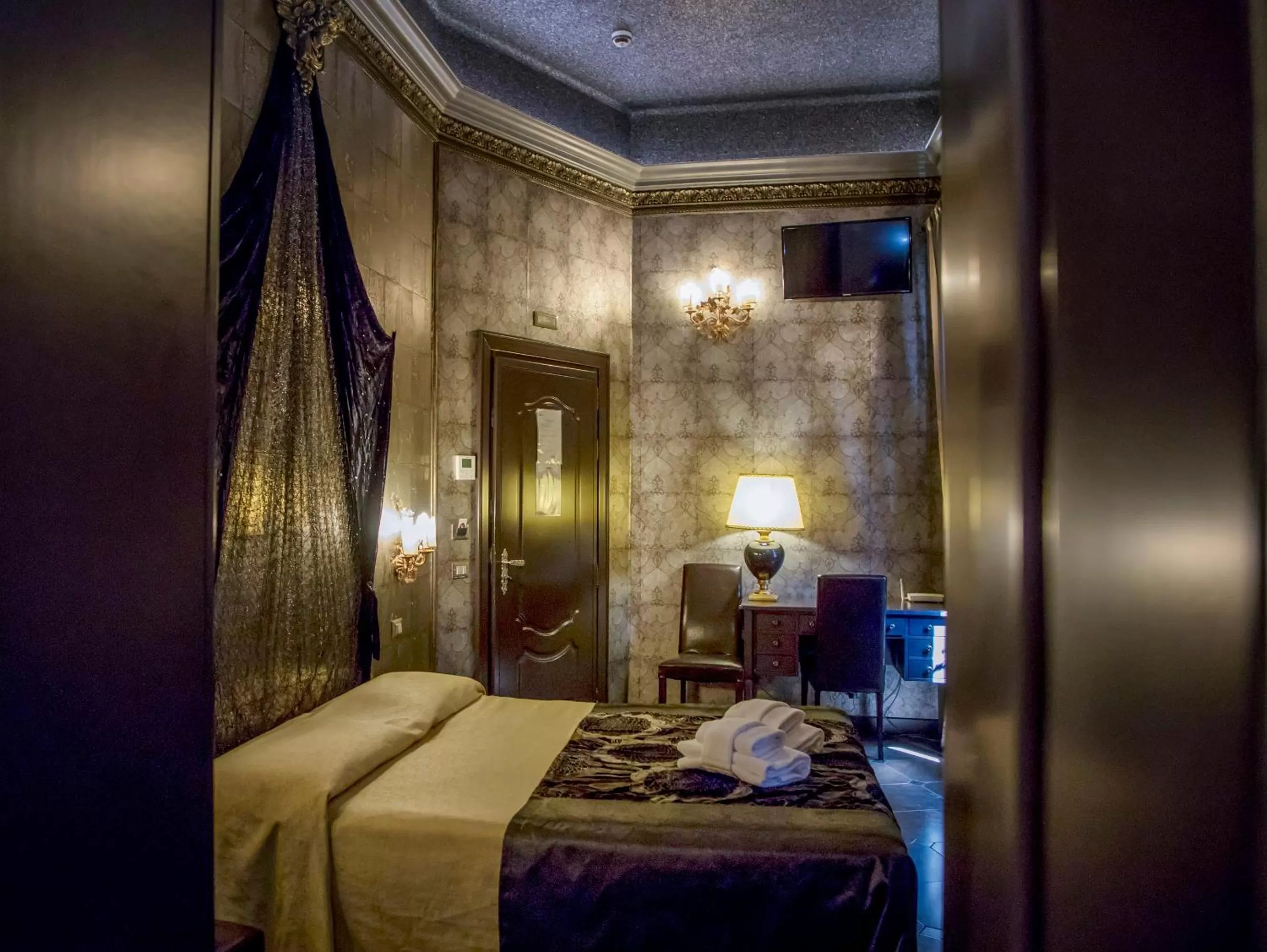 Bedroom, Bed in Antica Dimora Delle Cinque Lune