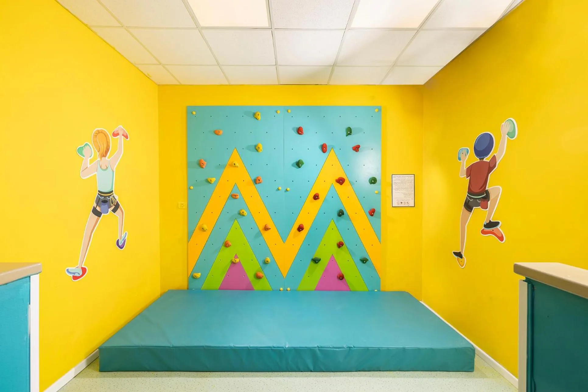 Game Room, Bed in C Hotel Neve Ilan