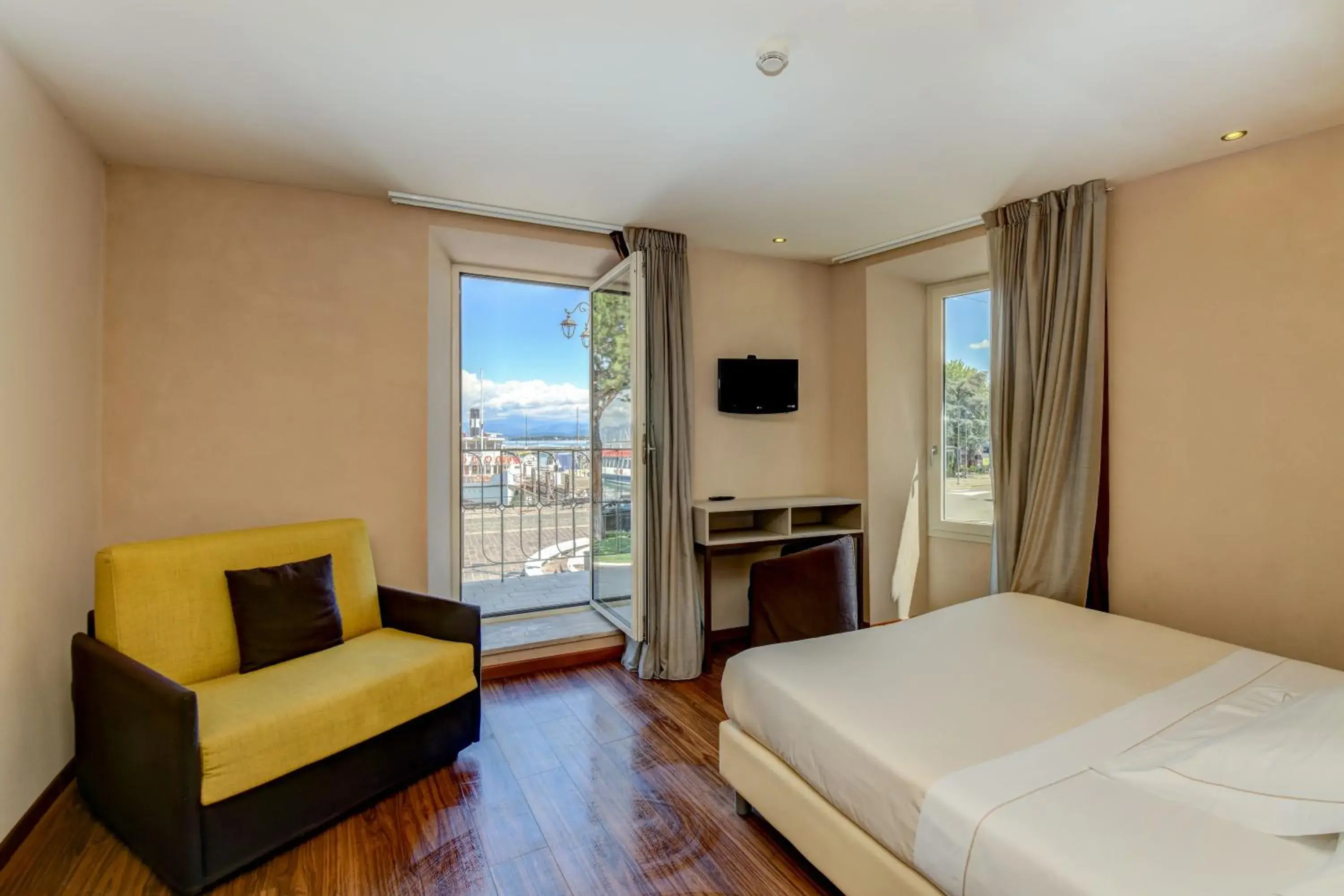 Deluxe Room with Balcony and Lake View in Hotel Tripoli Deluxe Room with Balcony and Lake View in Hotel Tripoli