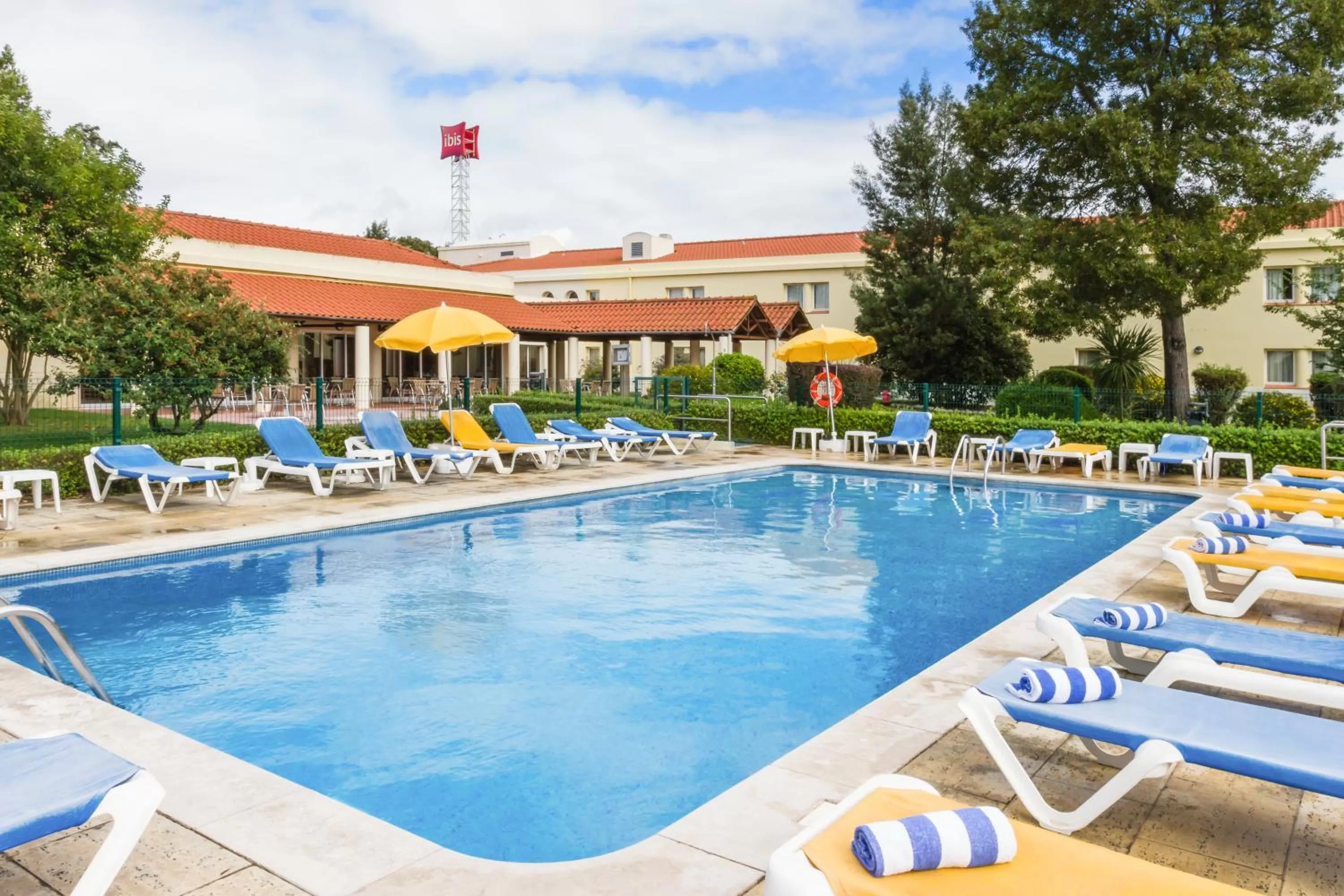 Swimming pool in Hotel ibis Setubal
