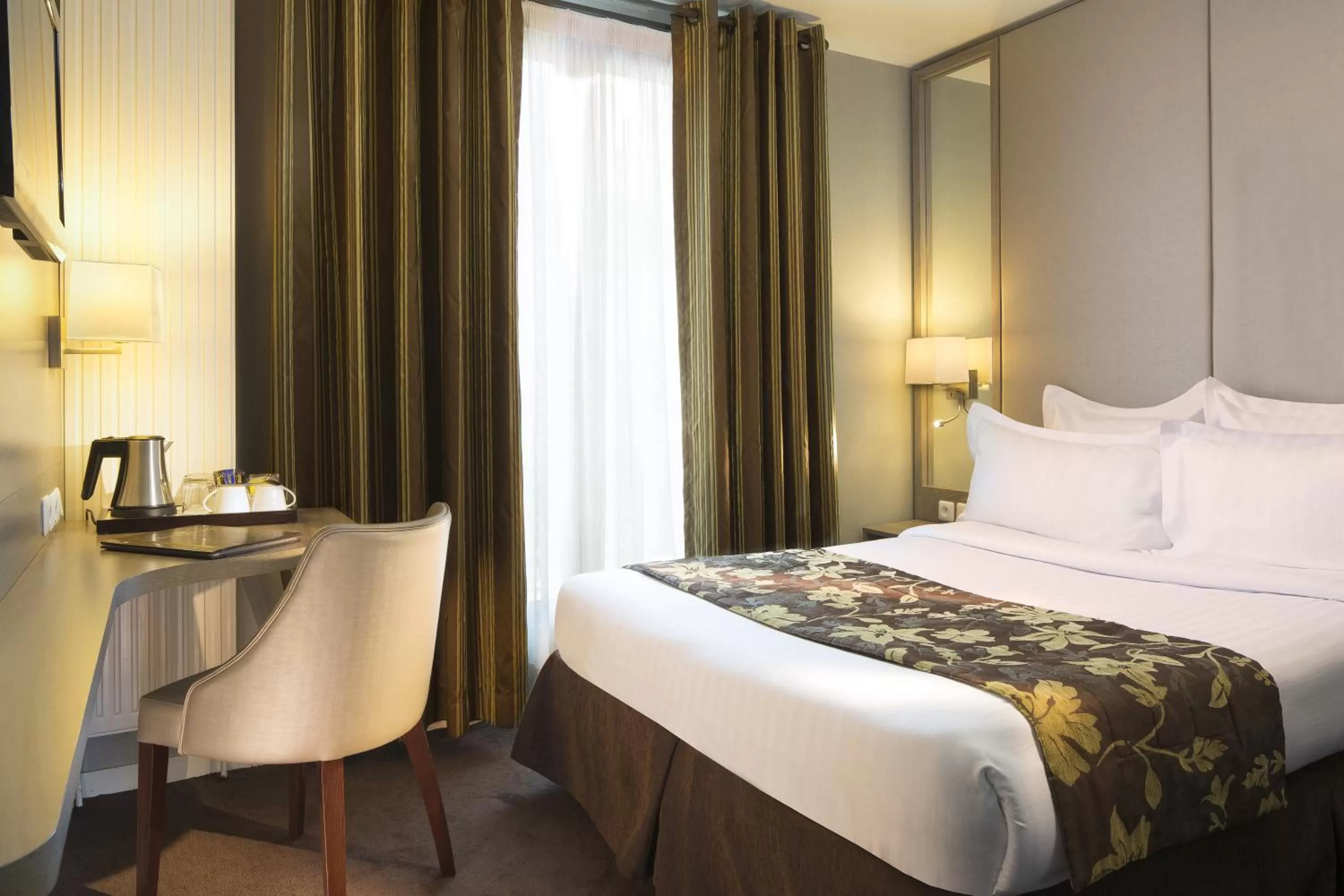 Bedroom, Bed in Turenne Le Marais