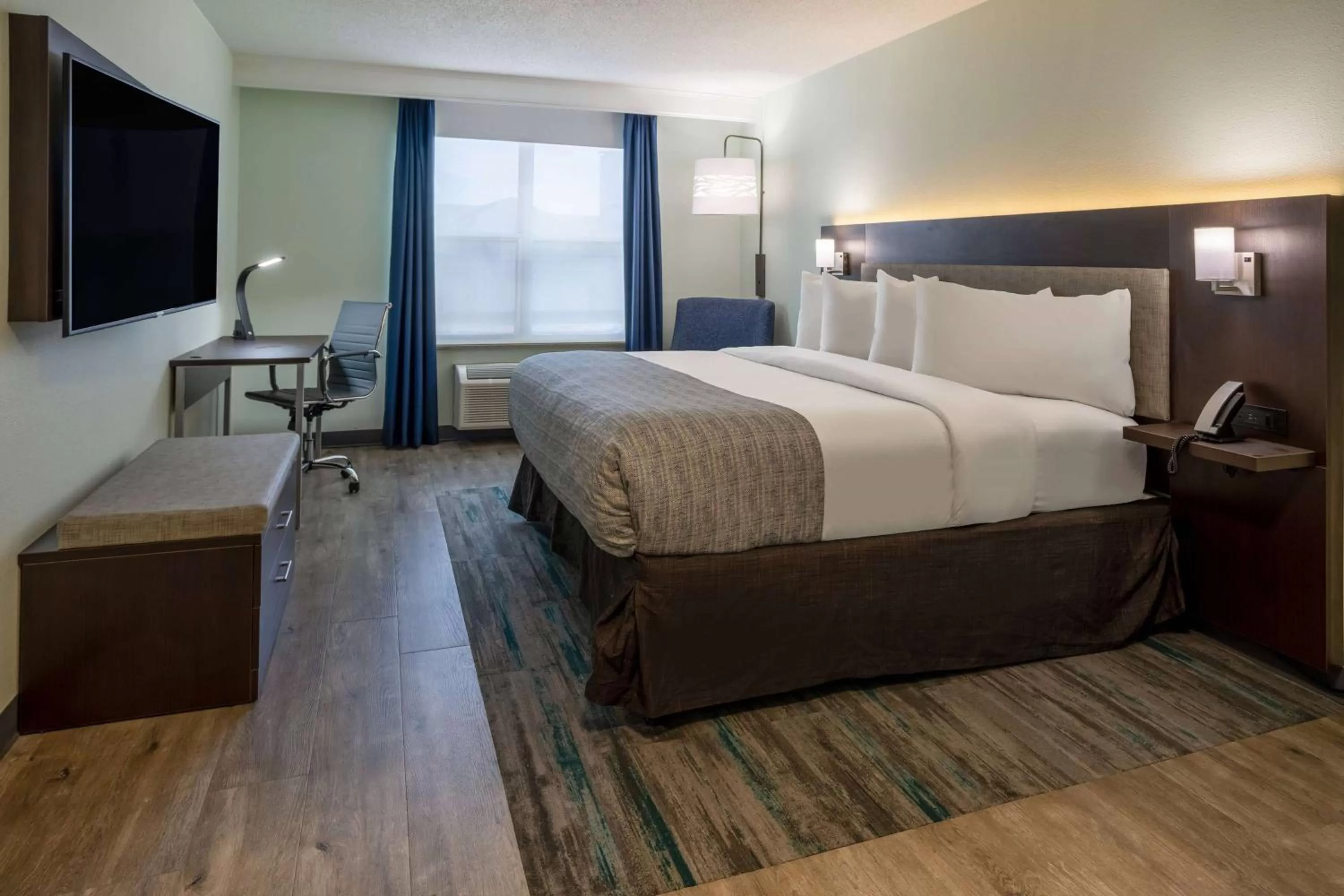 Photo of the whole room, Bed in Wingate by Wyndham Waldorf - Washington DC Area