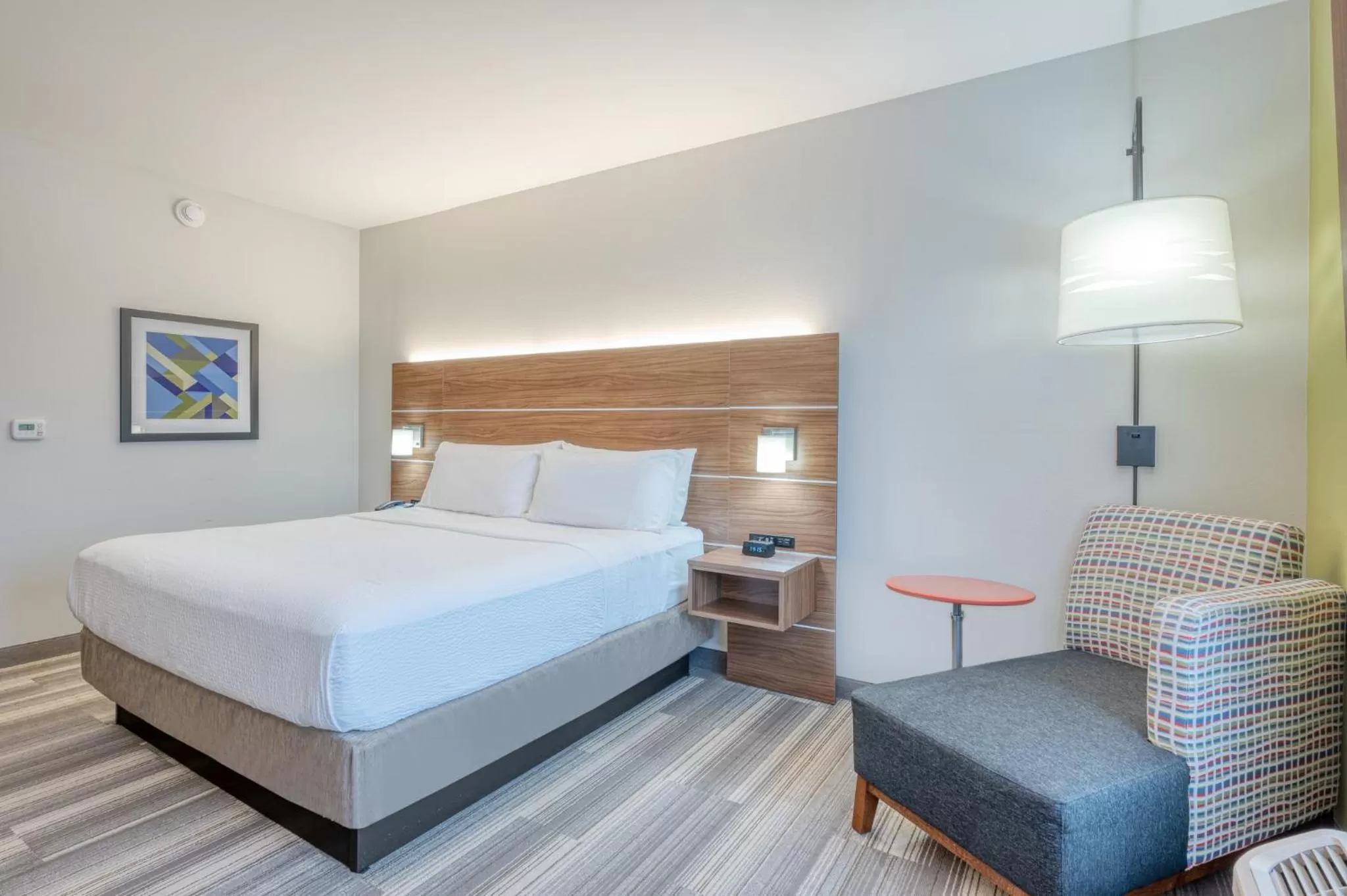 Photo of the whole room, Bed in Holiday Inn Express & Suites St. Louis - Chesterfield by IHG