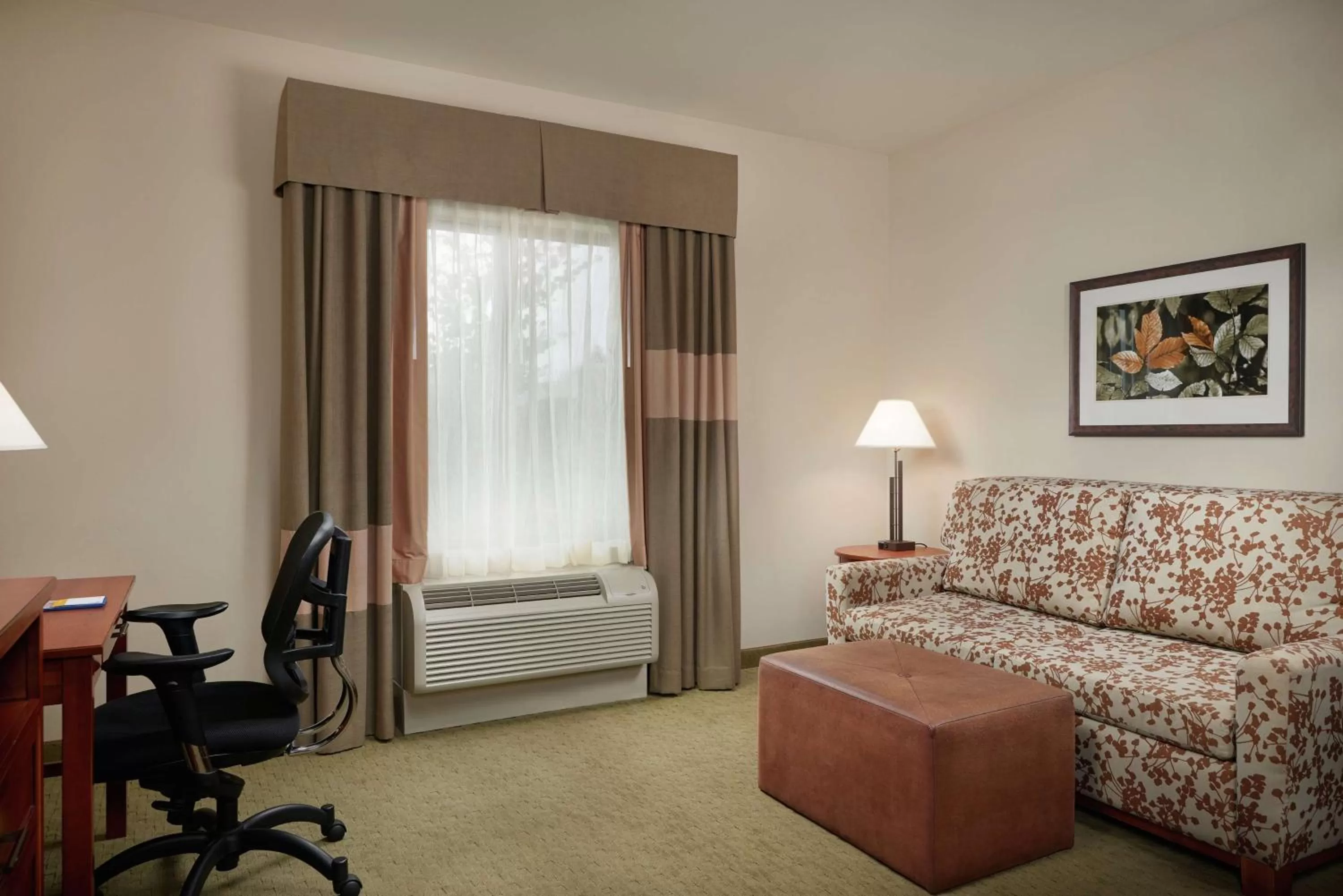 Bedroom, Bed in Hampton Inn and Suites Salem