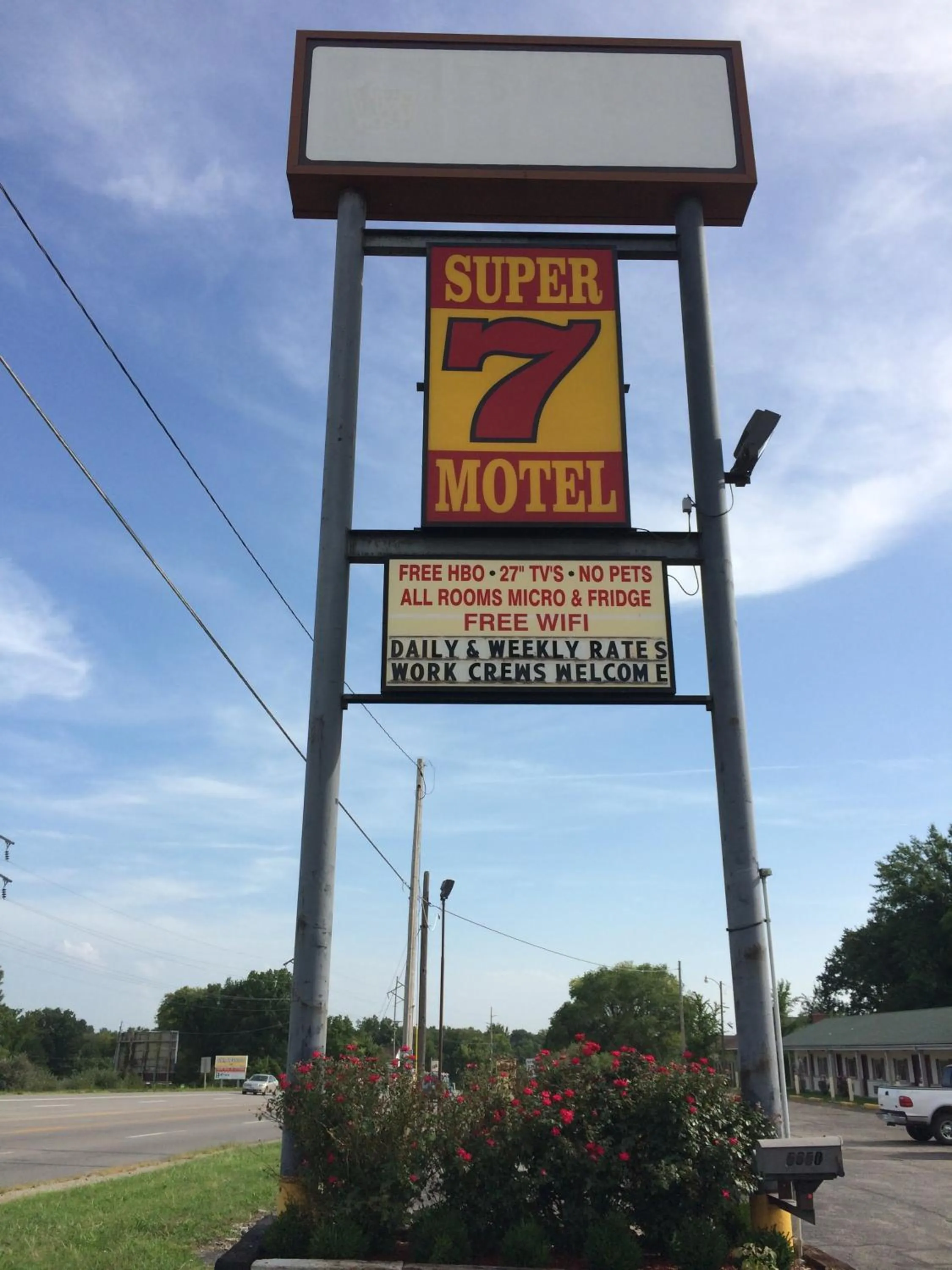 Facade/entrance in Super 7 Motel