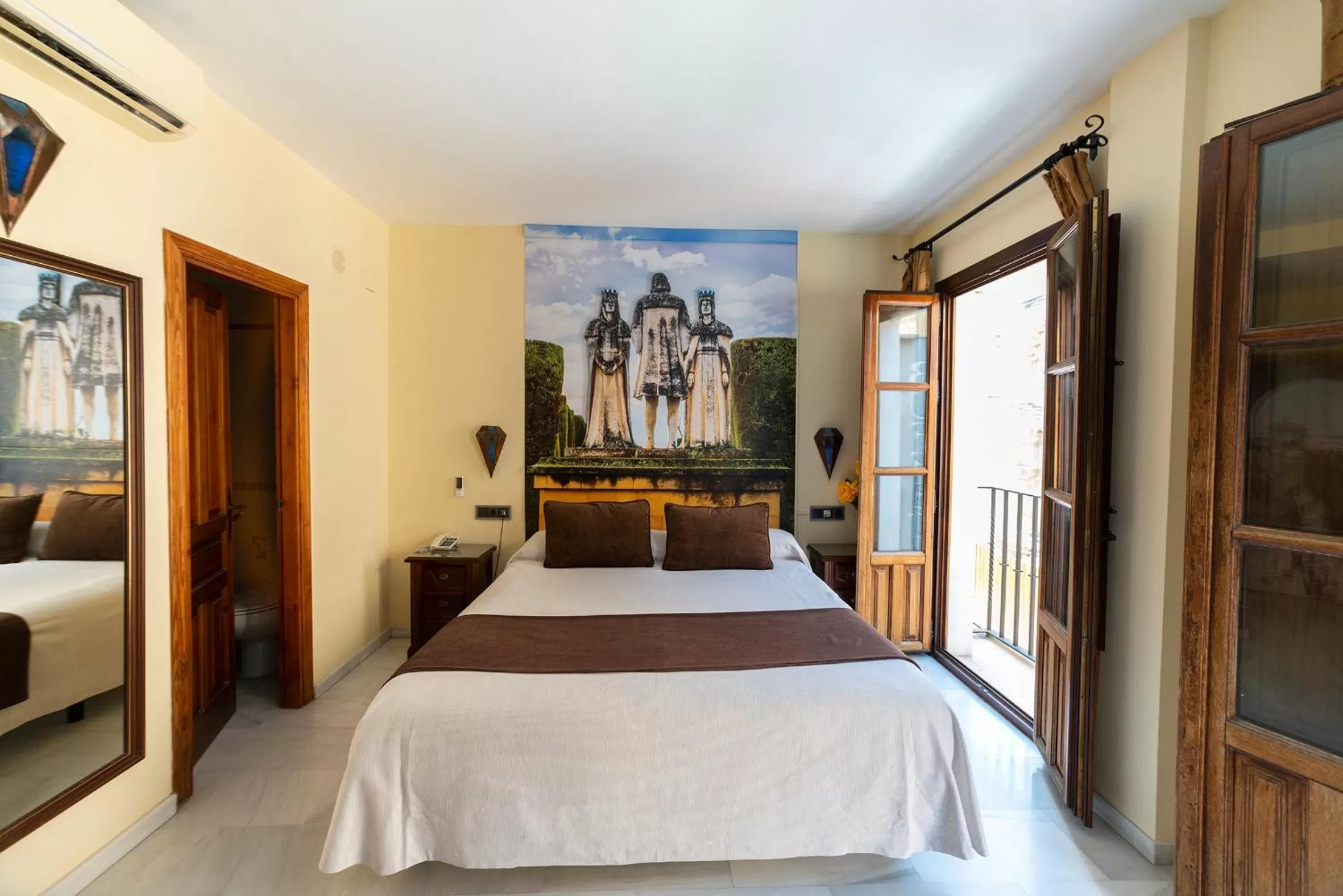 Photo of the whole room, Bed in Hotel Casa Museo de la Mezquita