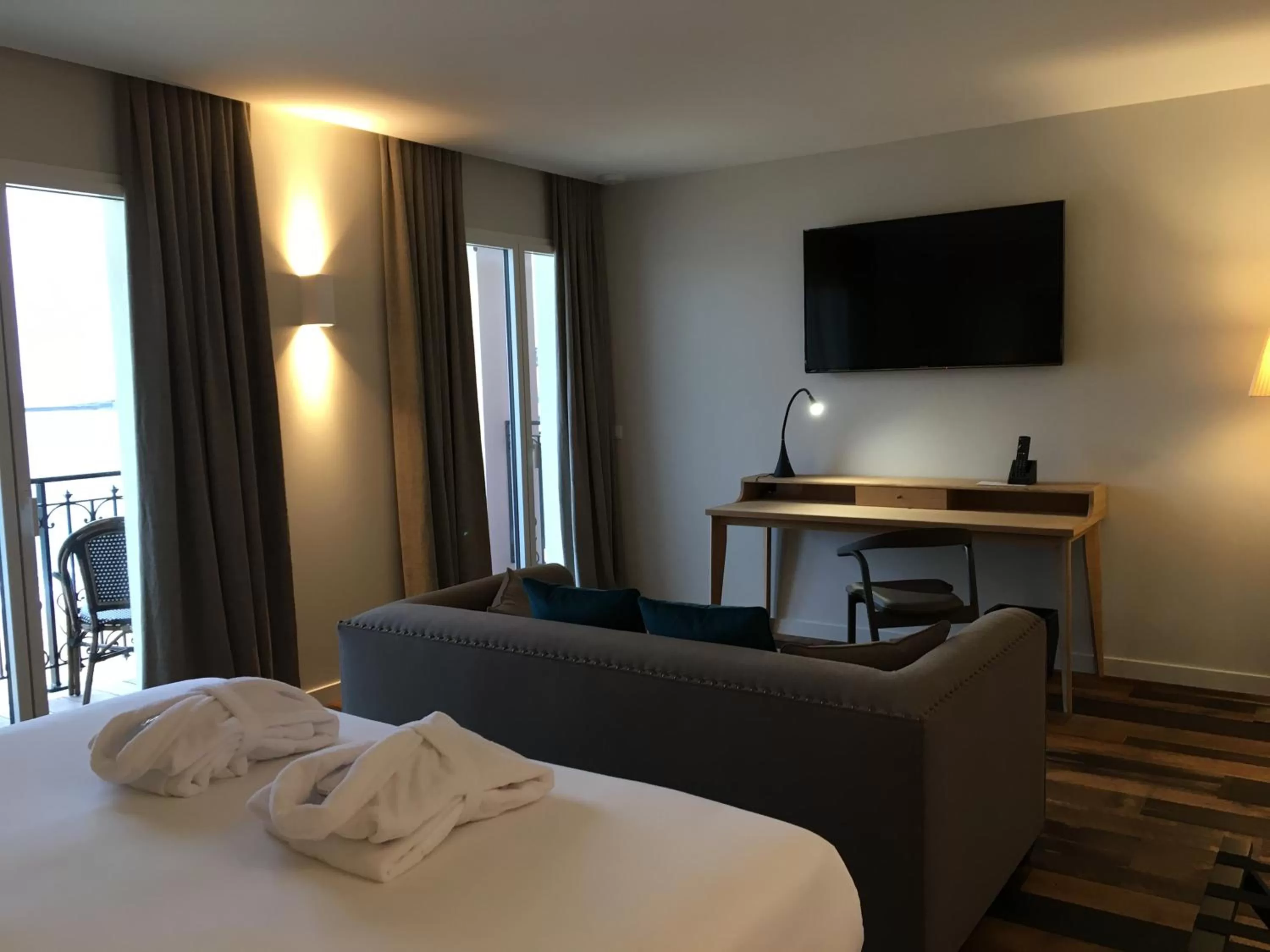 Bedroom, Bed in Hôtel de la Plage - Saint Jean de Luz