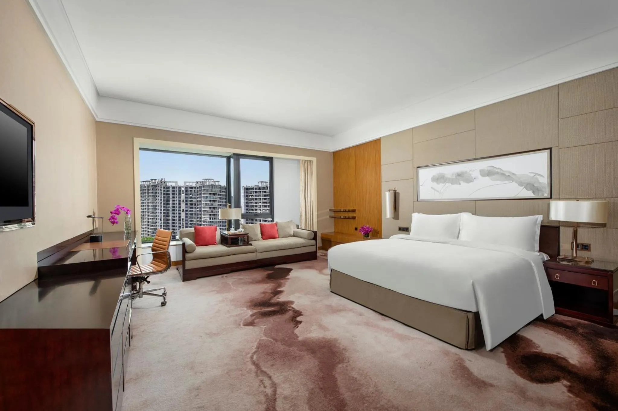 Photo of the whole room, Bed in Crowne Plaza Huangshan Yucheng by IHG
