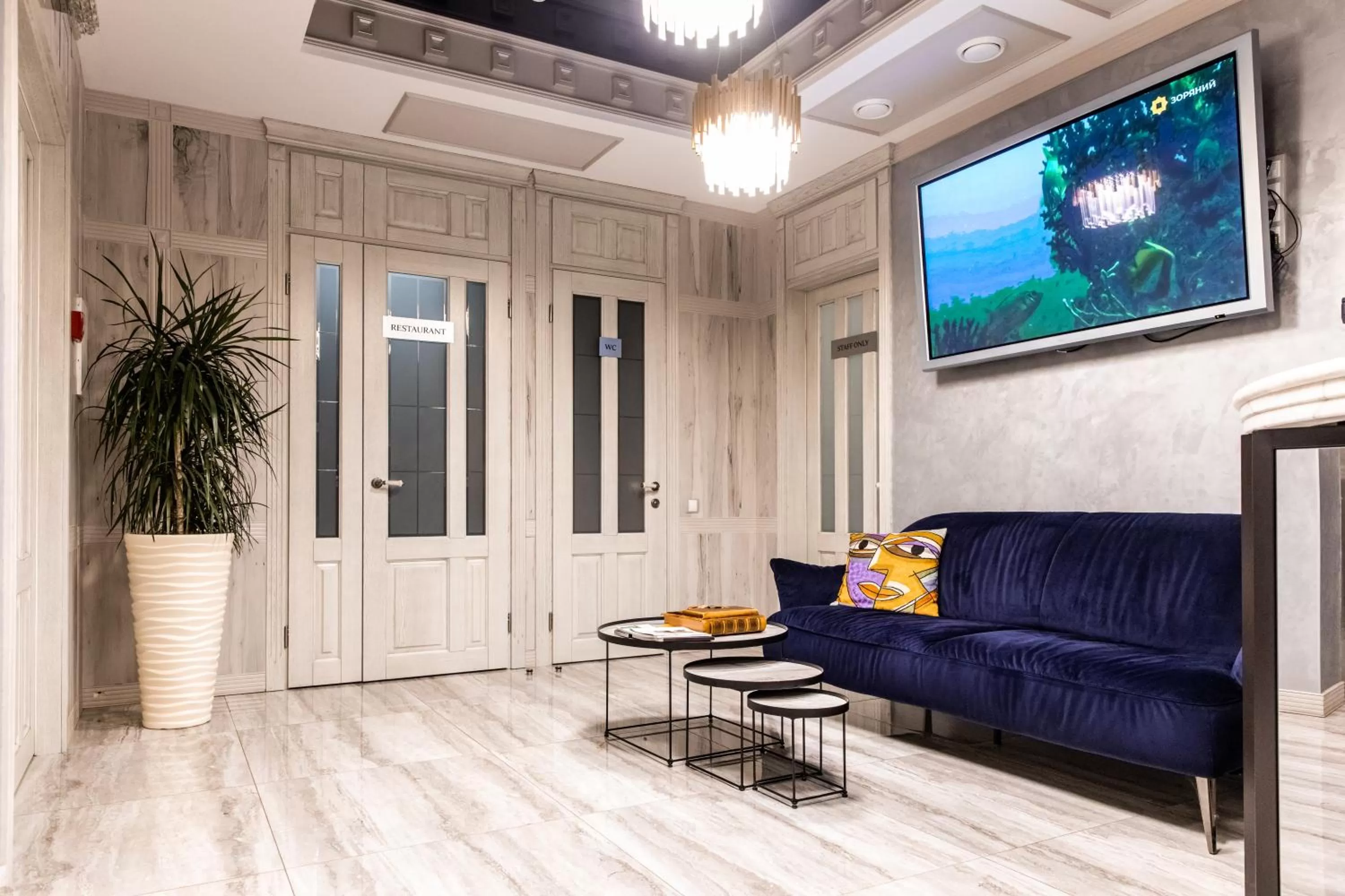 Facade/entrance, Seating Area in Hotel "Mandarin Clubhouse"