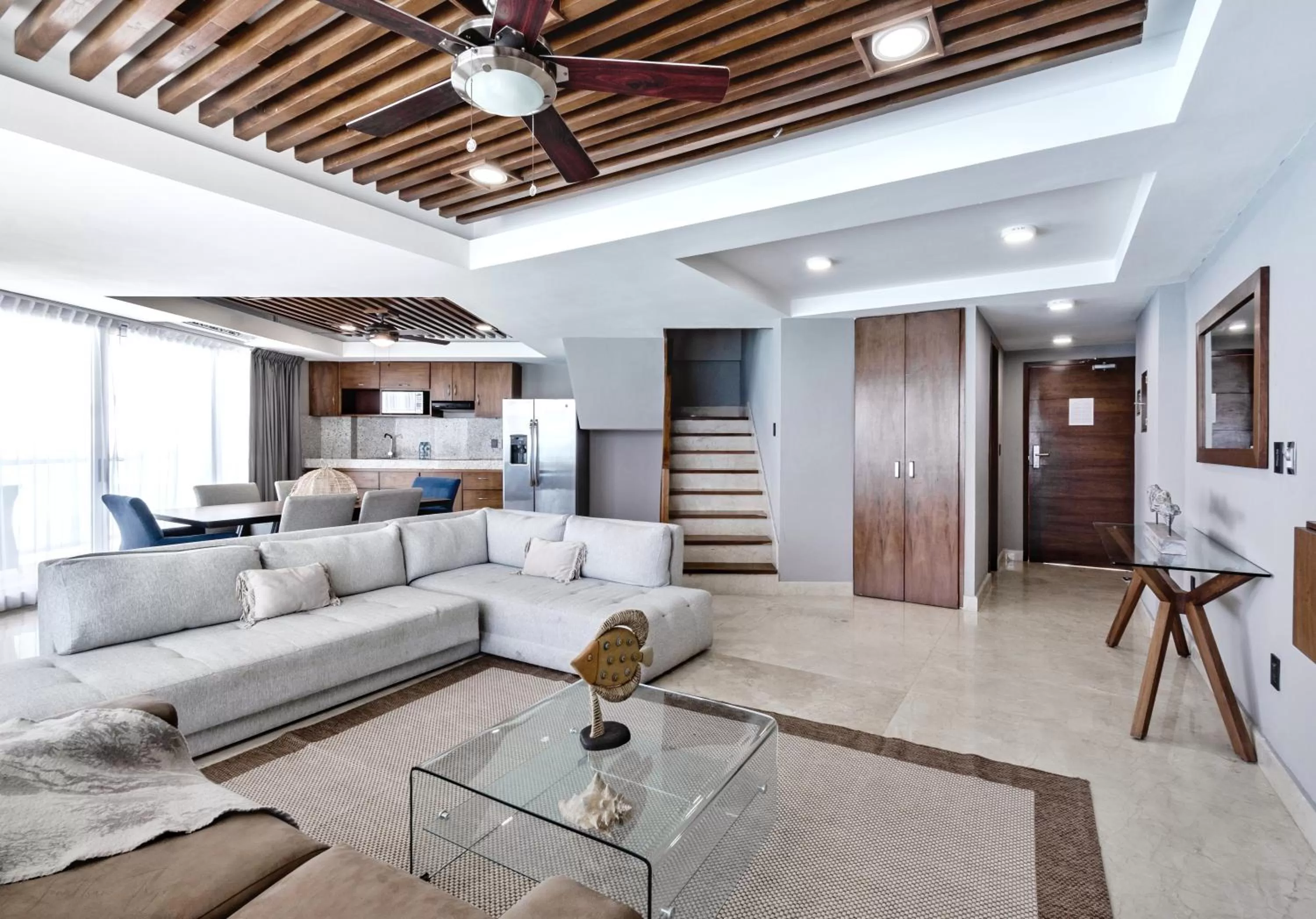 Living room in Ocean Dream Cancun by GuruHotel