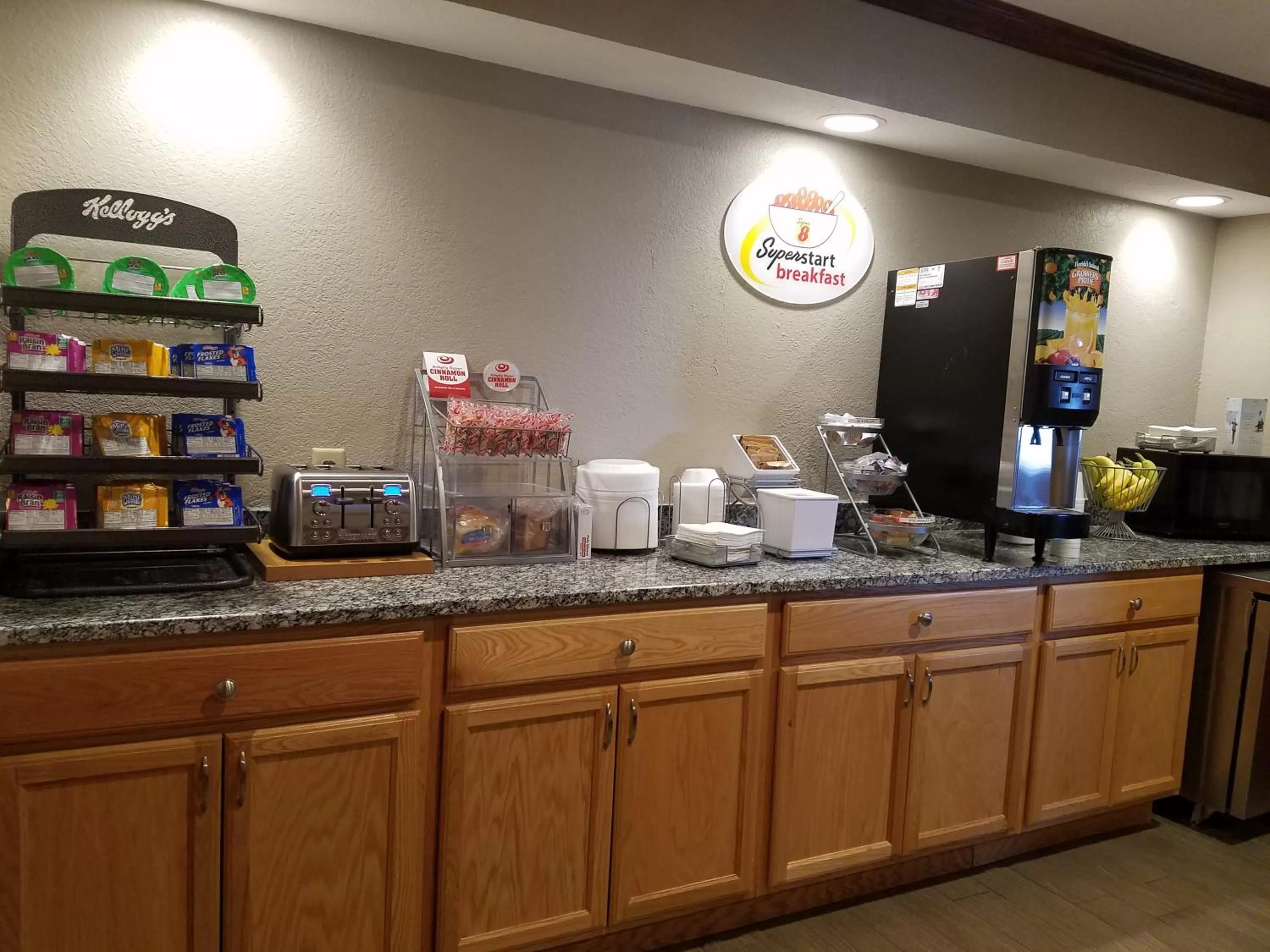 Food and drinks in Super 8 by Wyndham Rantoul