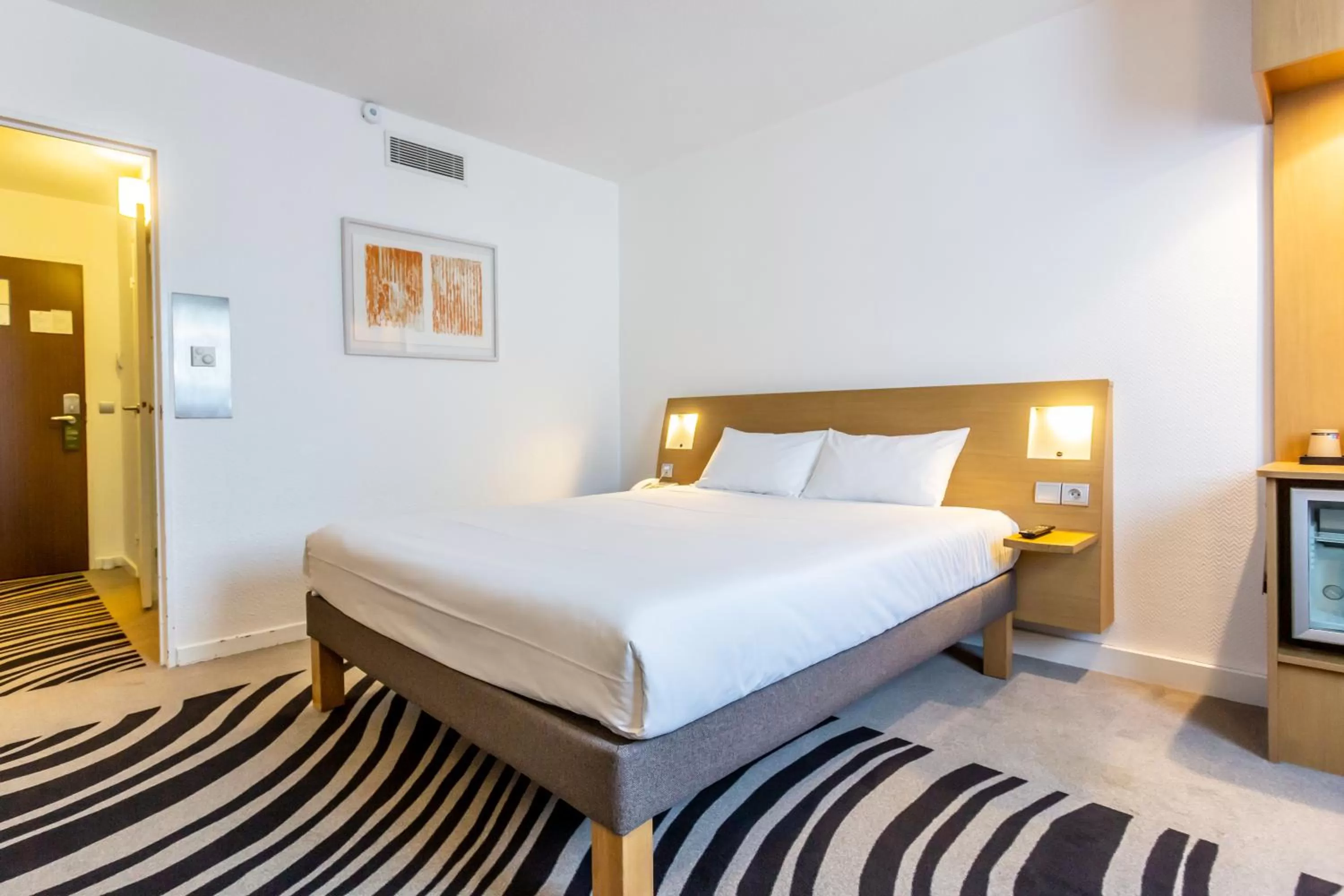 Facility for disabled guests, Bed in Novotel Bourges