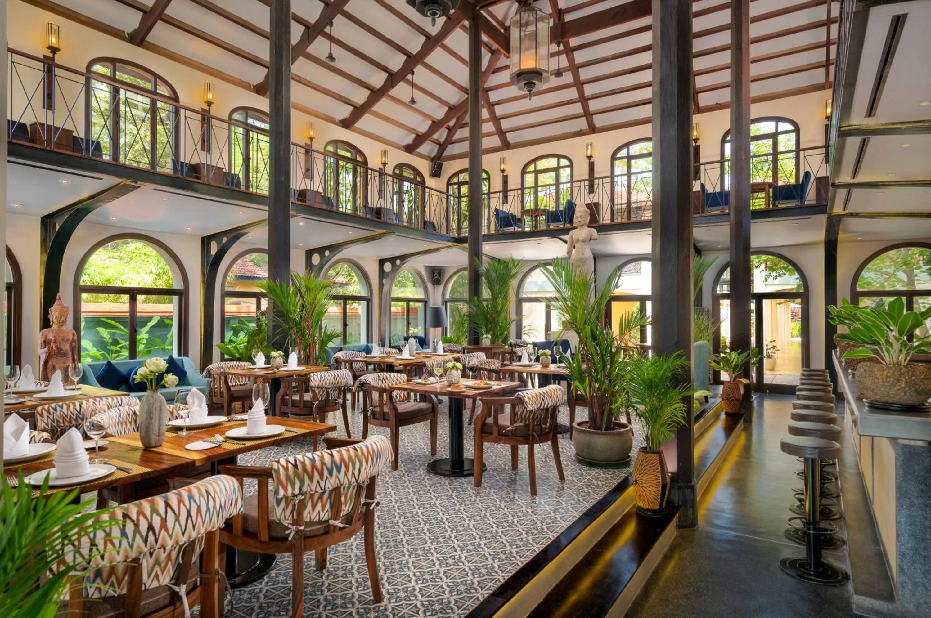 Restaurant/places to eat in Heritage Suites Hotel