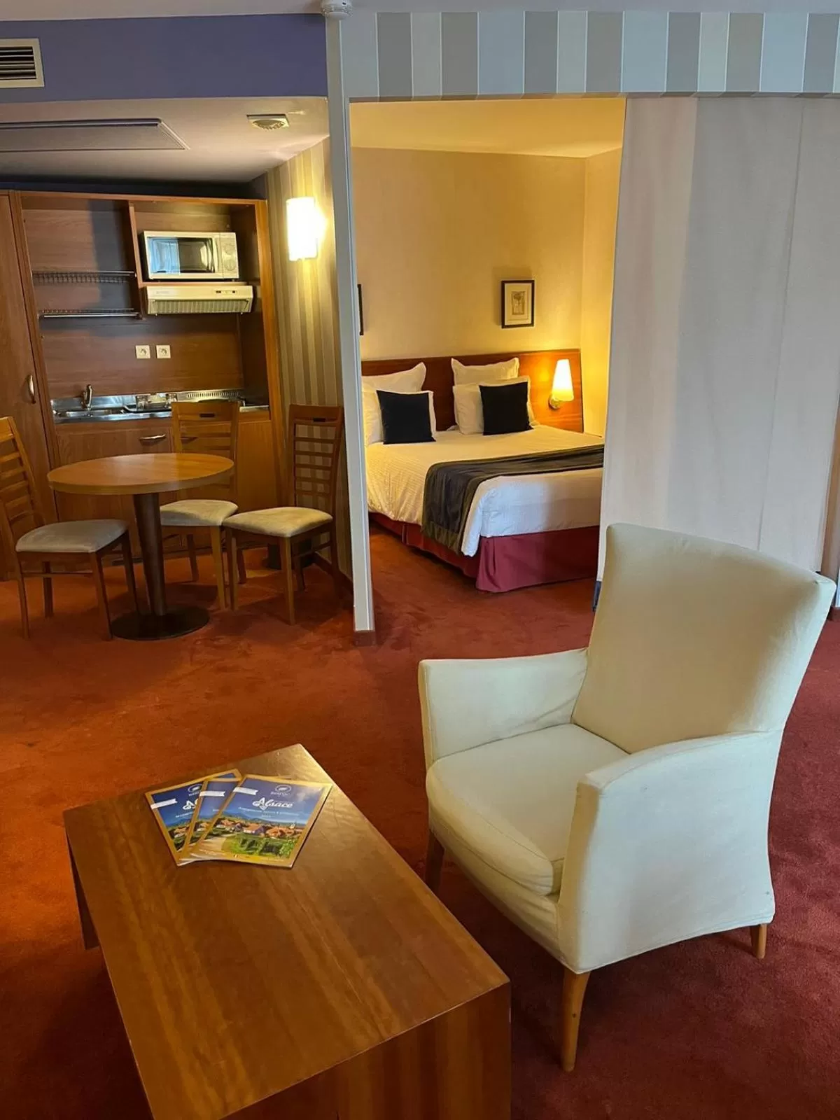 Photo of the whole room, Bed in Le Jean-Sébastien Bach