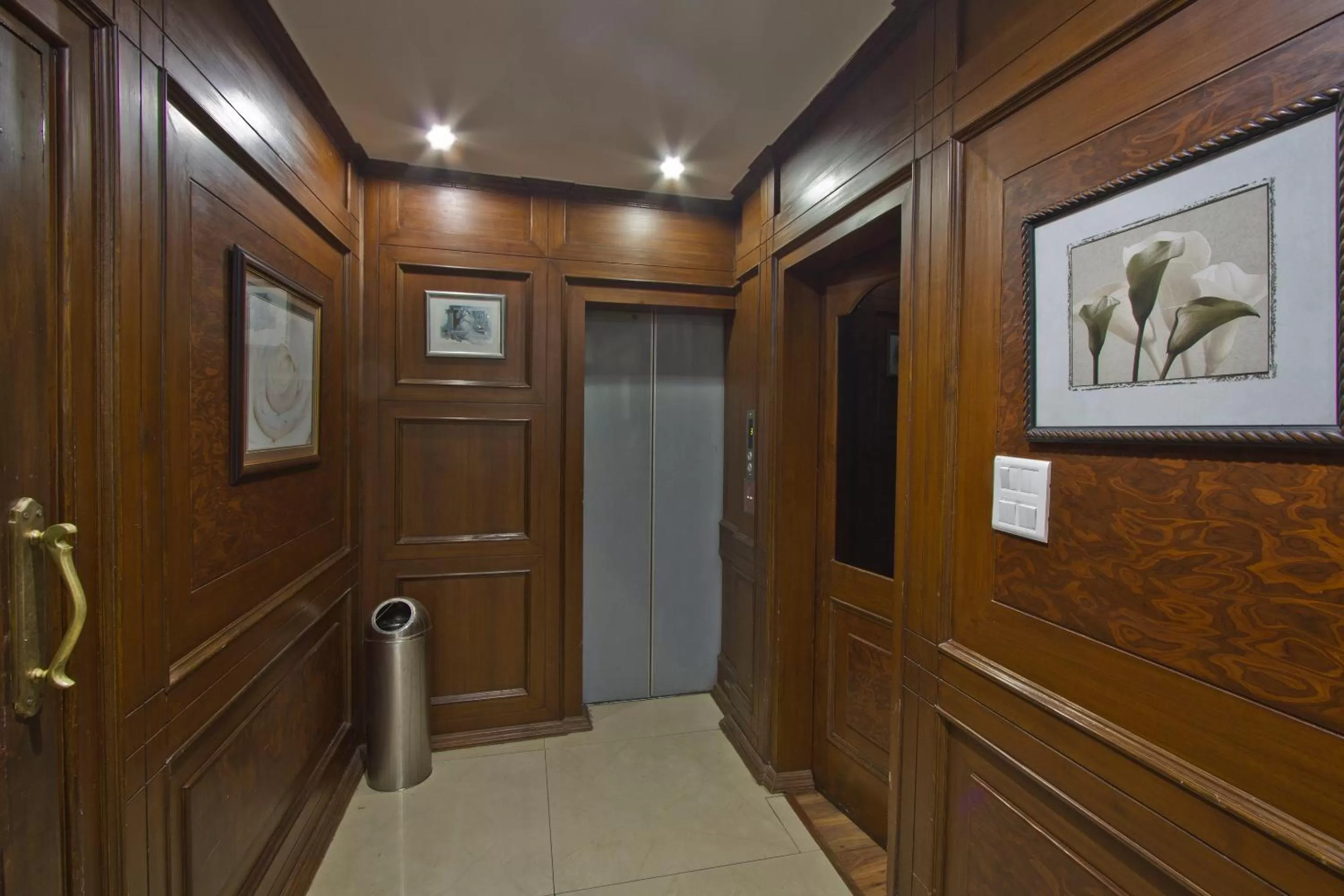 Property building in Hotel Broadways Inn