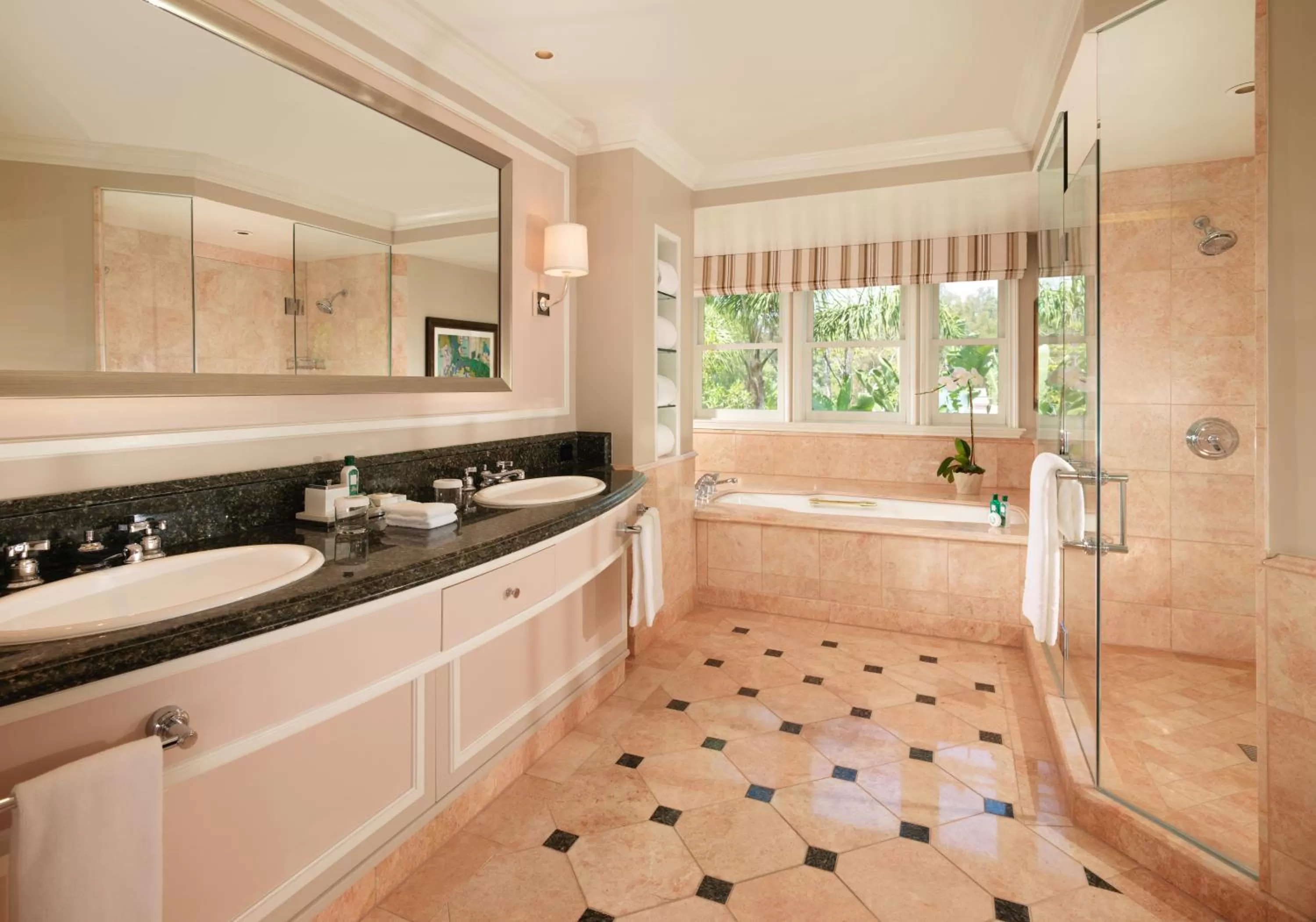 Bathroom in The Beverly Hills Hotel - Dorchester Collection