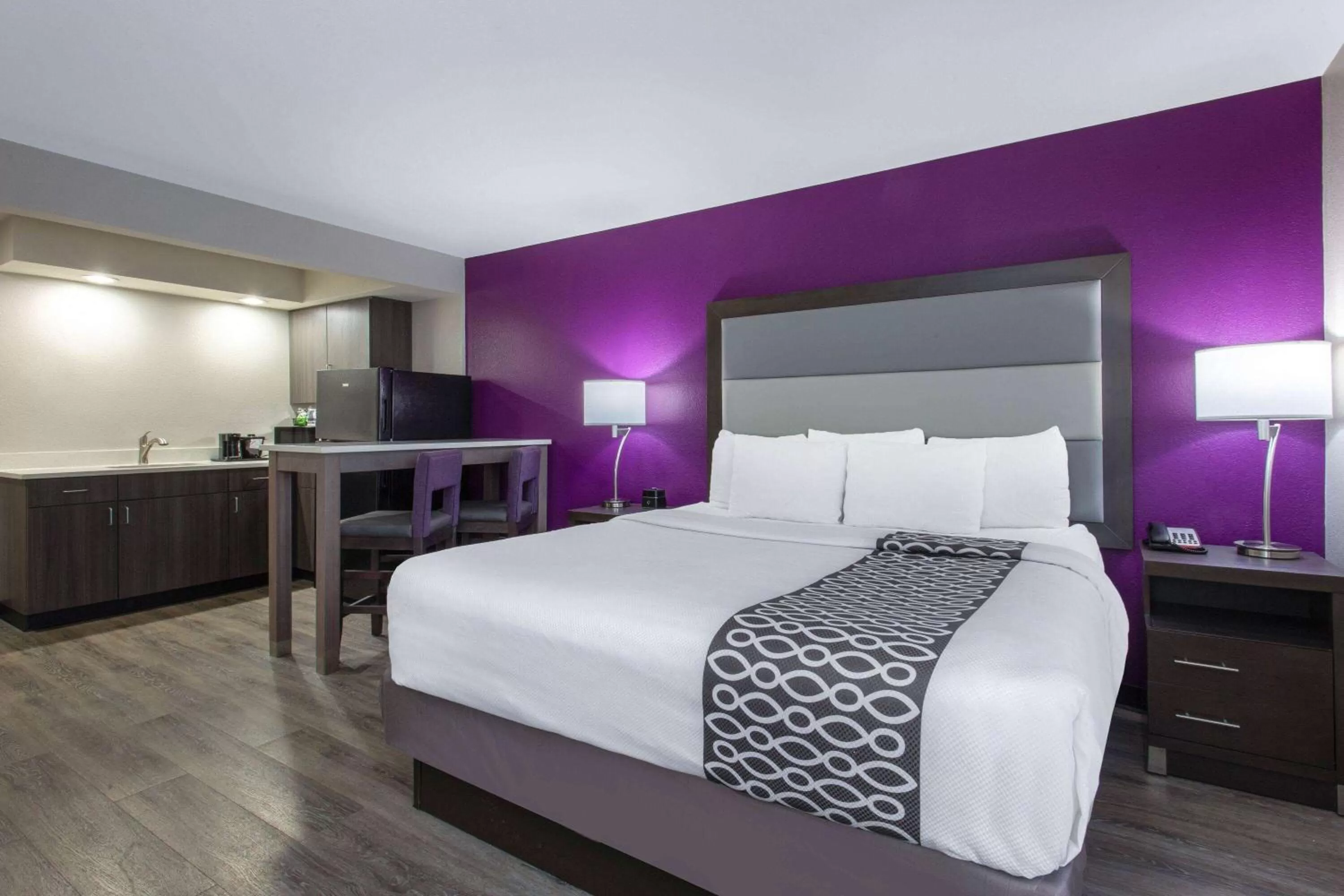 Photo of the whole room, Bed in La Quinta by Wyndham Effingham