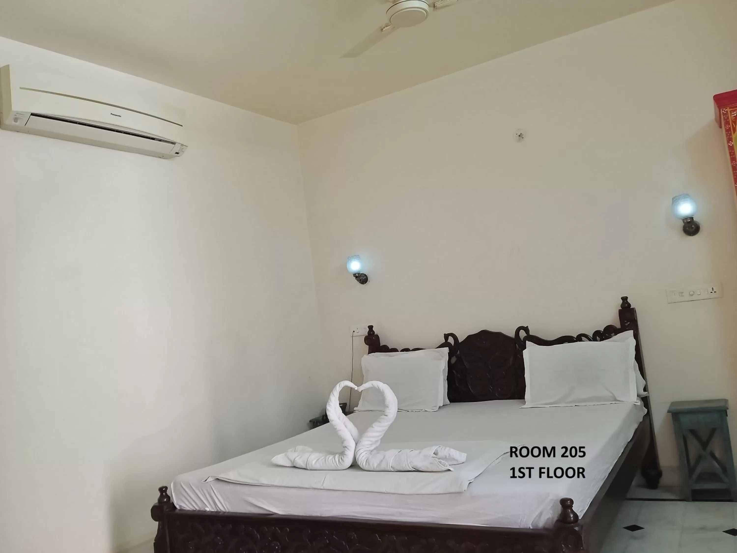 Photo of the whole room, Bed in Rigmor haveli