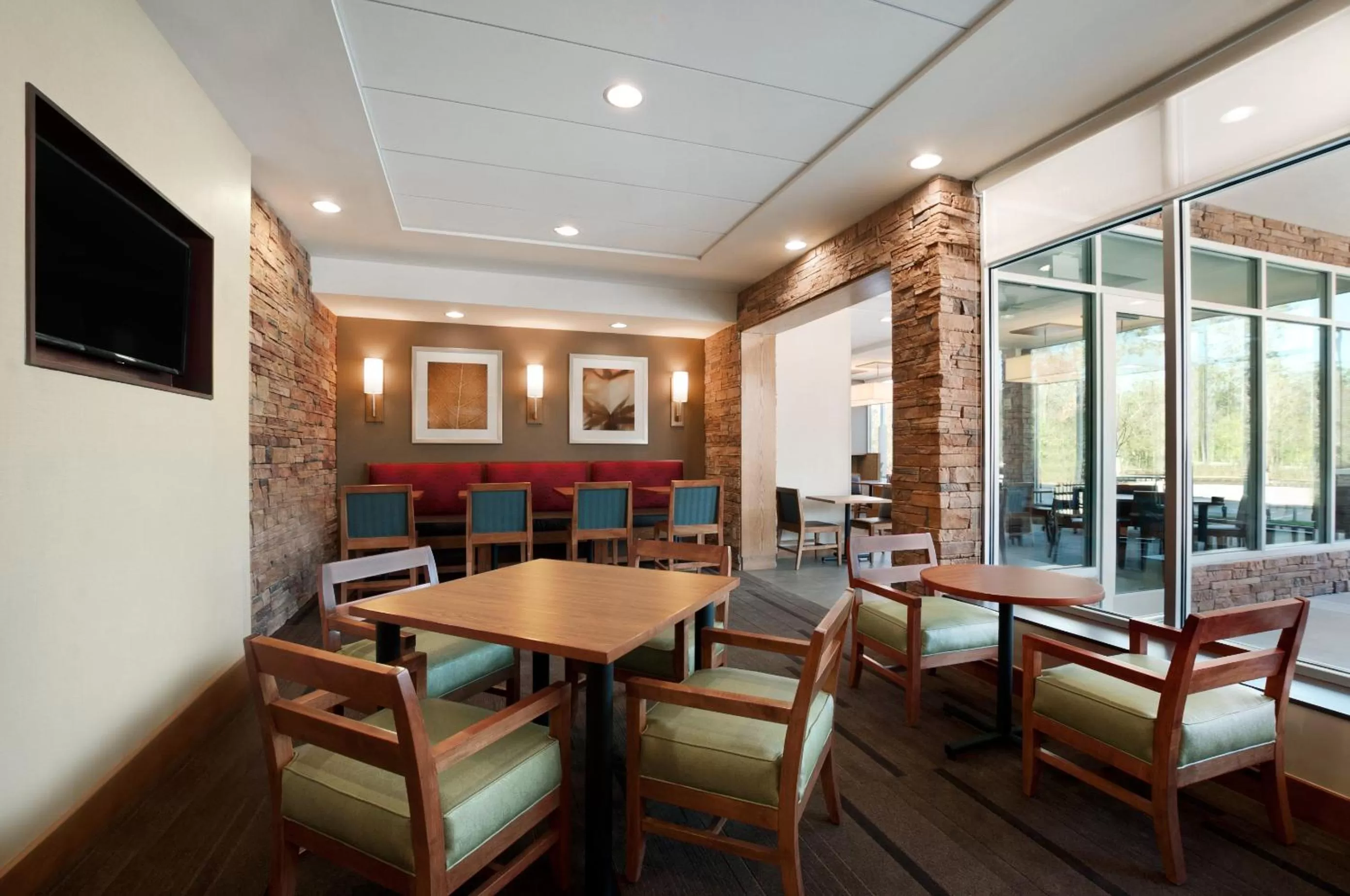 Dining area in Hyatt Place Houston/The Woodlands