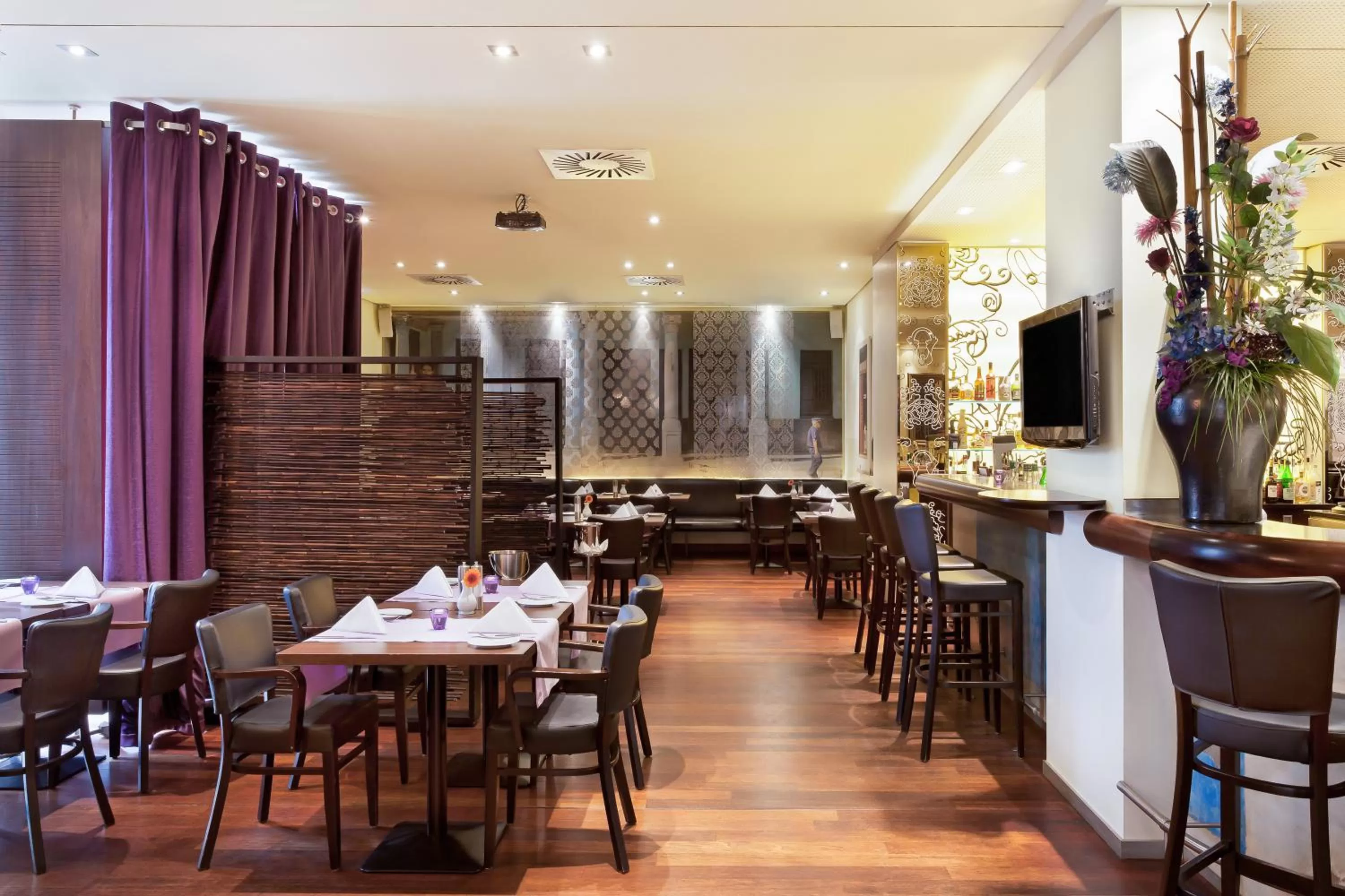 Lounge or bar in Holiday Inn Nürnberg City Centre by IHG