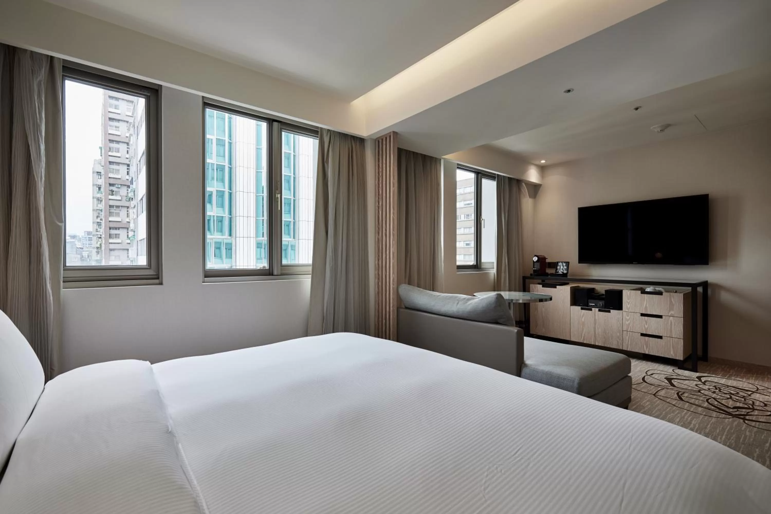 Communal lounge/ TV room, Bed in K Hotel Taipei Chang-An