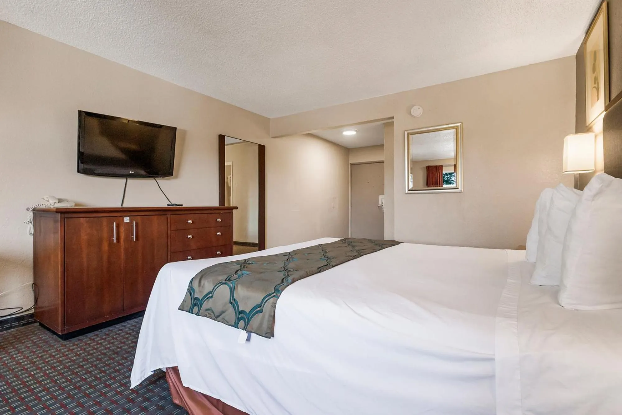 Bedroom, Bed in Heritage Inn Express Hayward