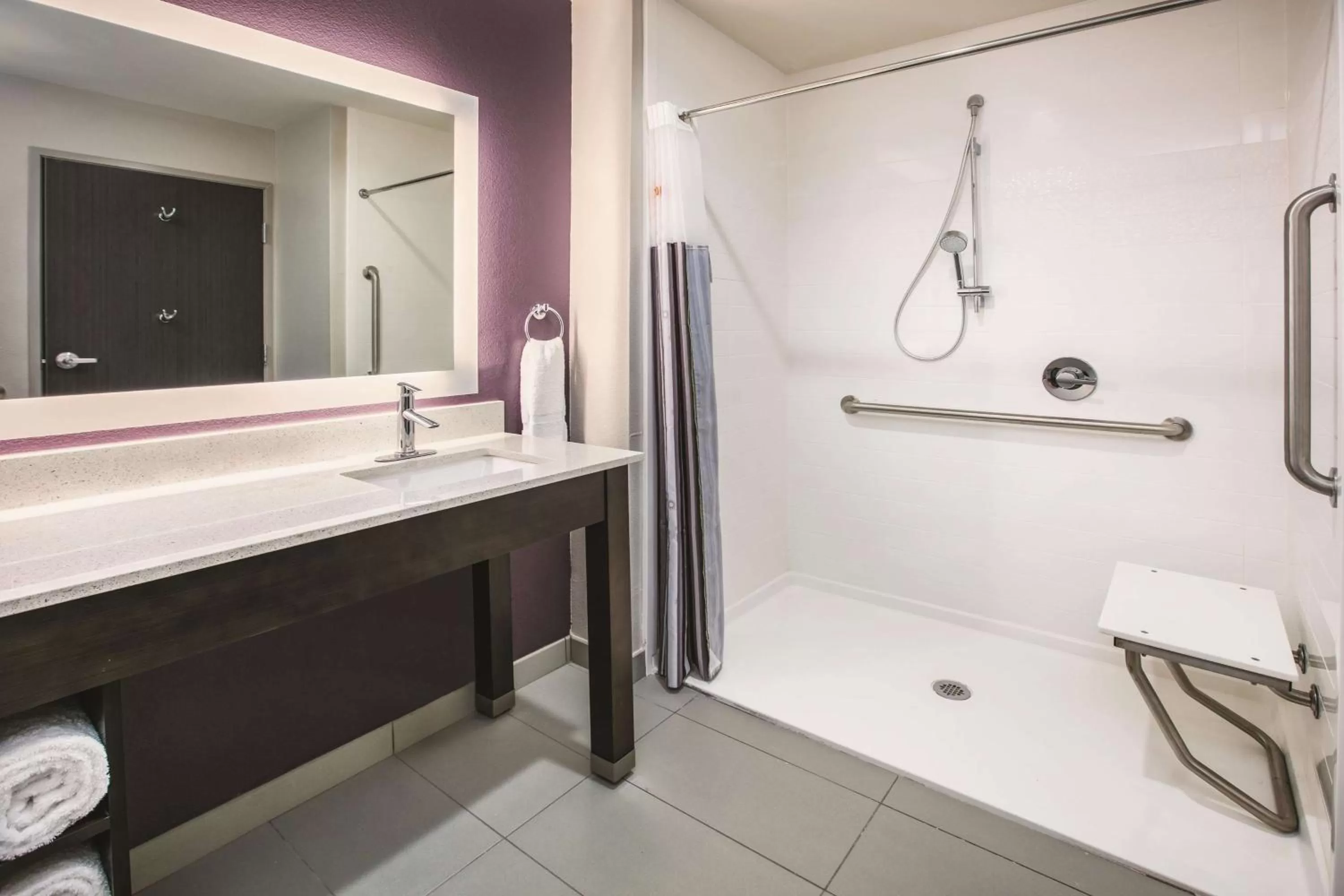 Photo of the whole room in La Quinta by Wyndham Dallas - Richardson