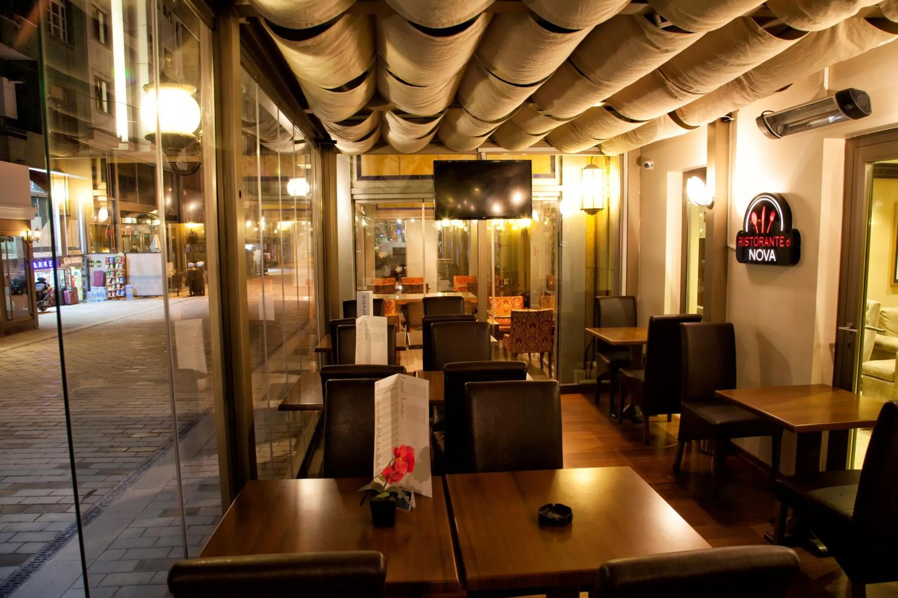 Restaurant/places to eat in Nova Plaza Boutique Hotel & Spa