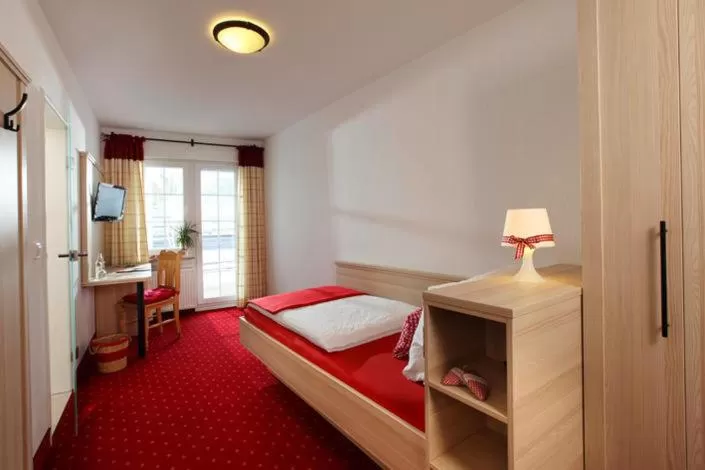 Photo of the whole room, Bed in Hotel Garni Dorfkammer