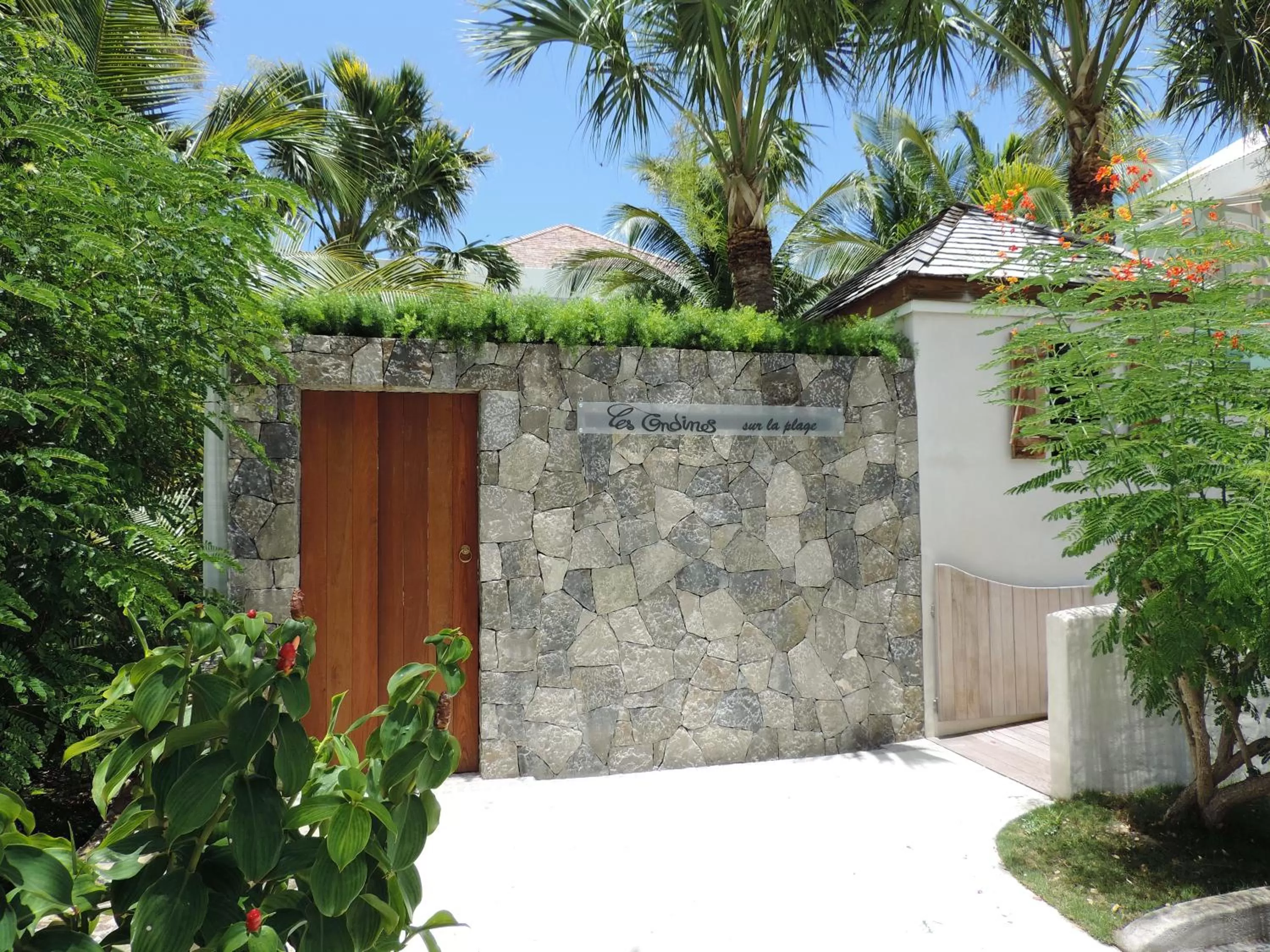 Facade/entrance in Hotel Les Ondines Sur La Plage