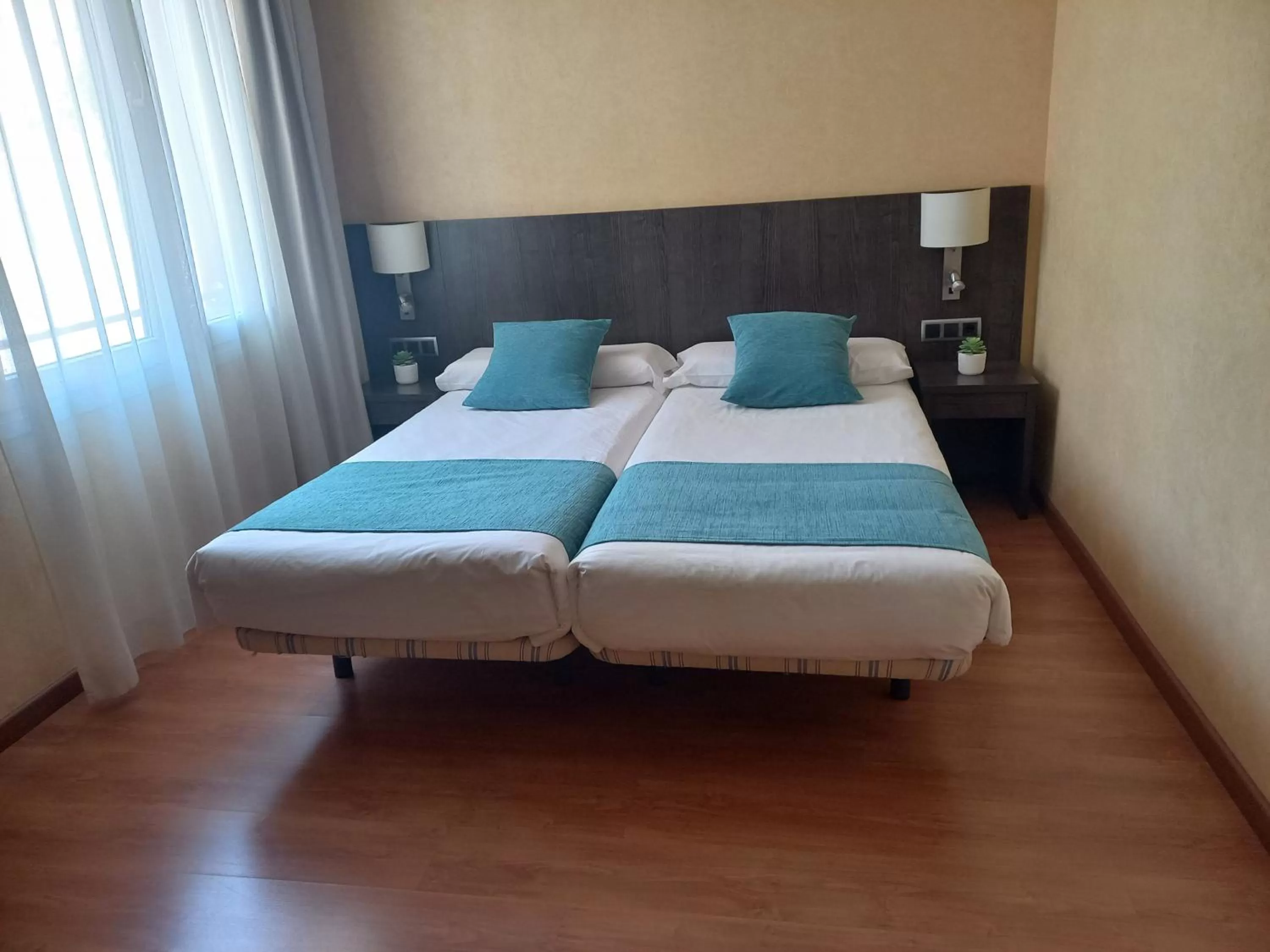 Photo of the whole room, Bed in Hotel 1948 Manresa