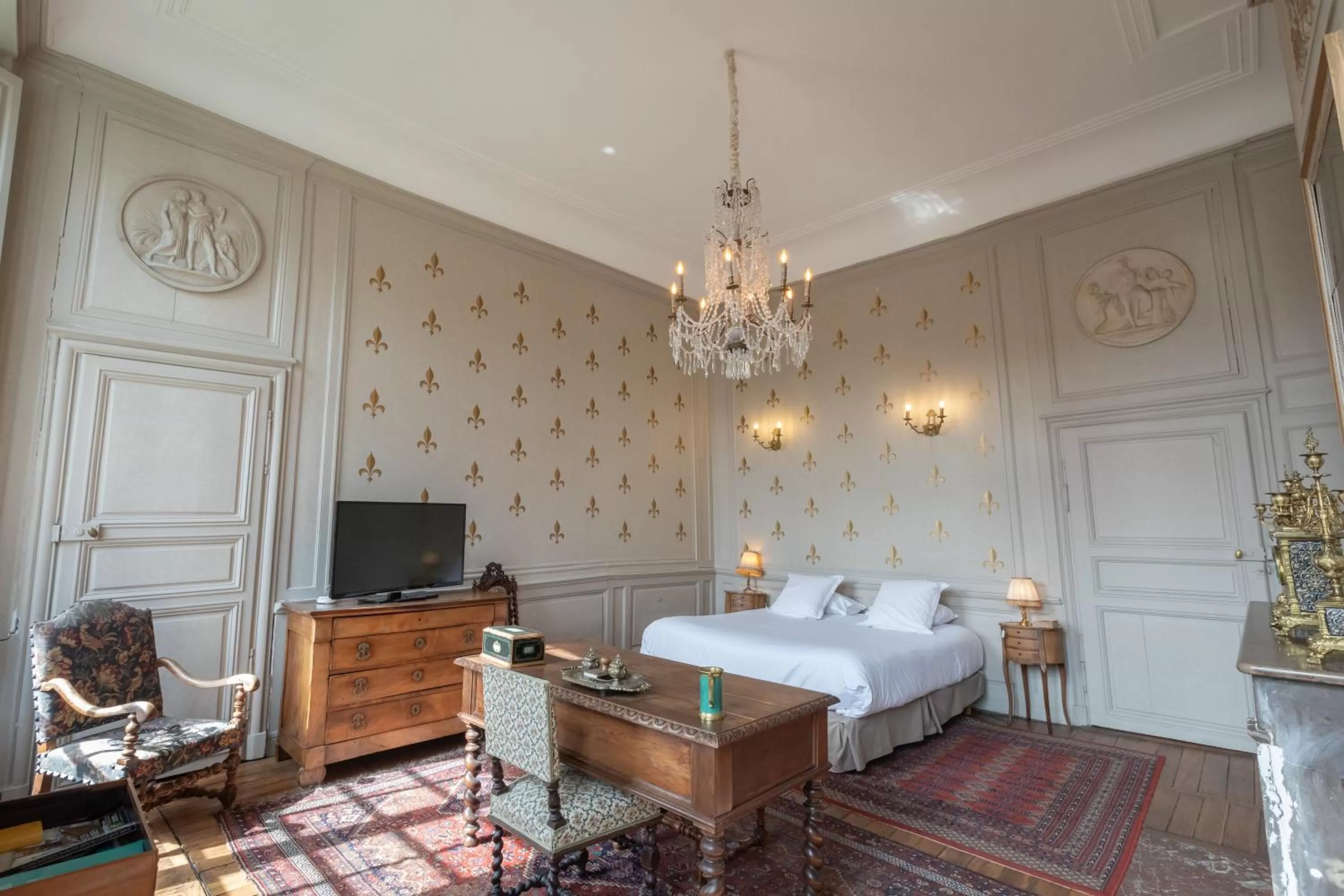 Bed in L'Hotel de Panette, Un exceptionnel château en ville - Chambres historiques, parking - Petit Déjeuner offert