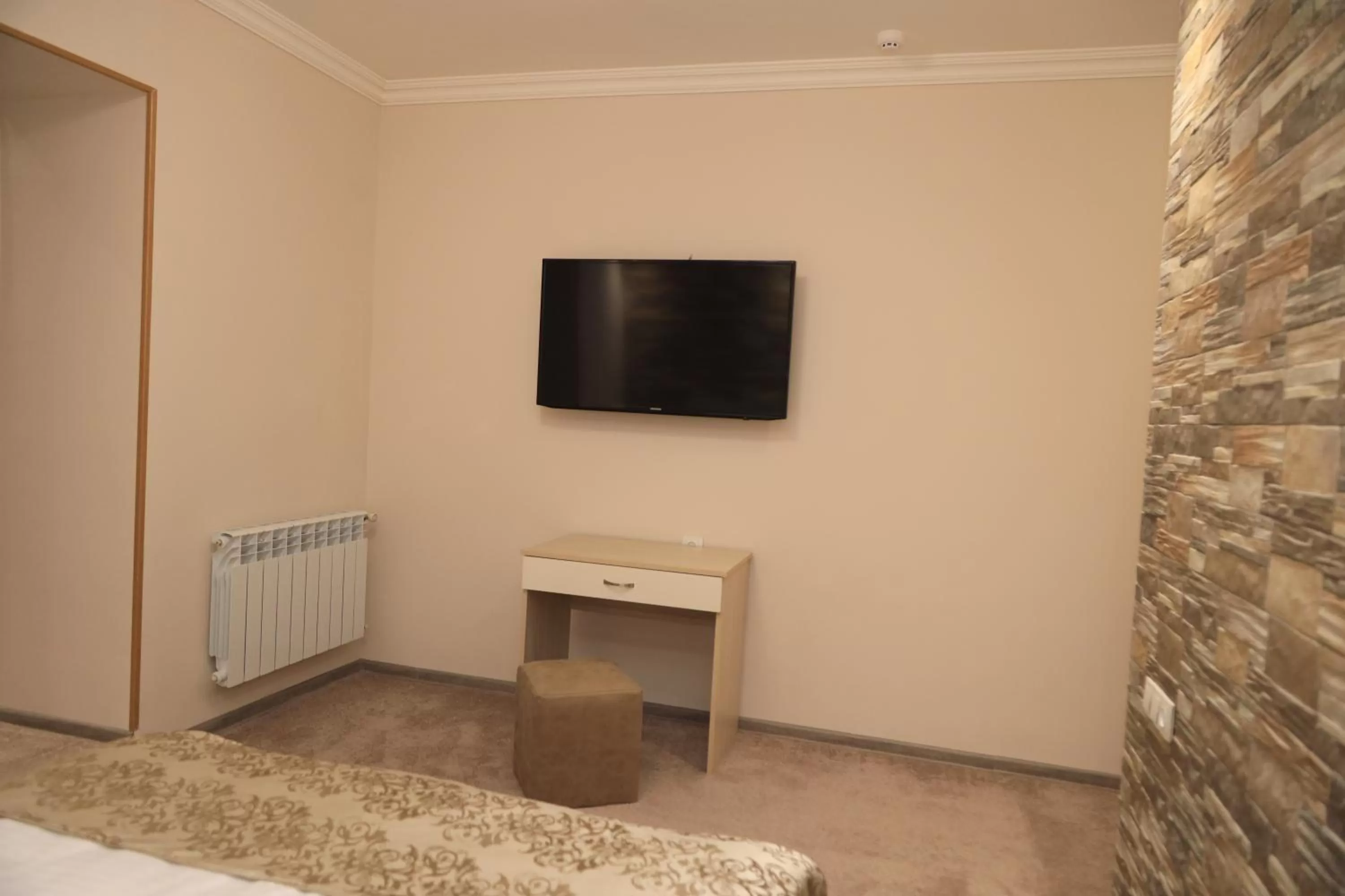 TV and multimedia, TV/Entertainment Center in DeLin Hotel And Tours