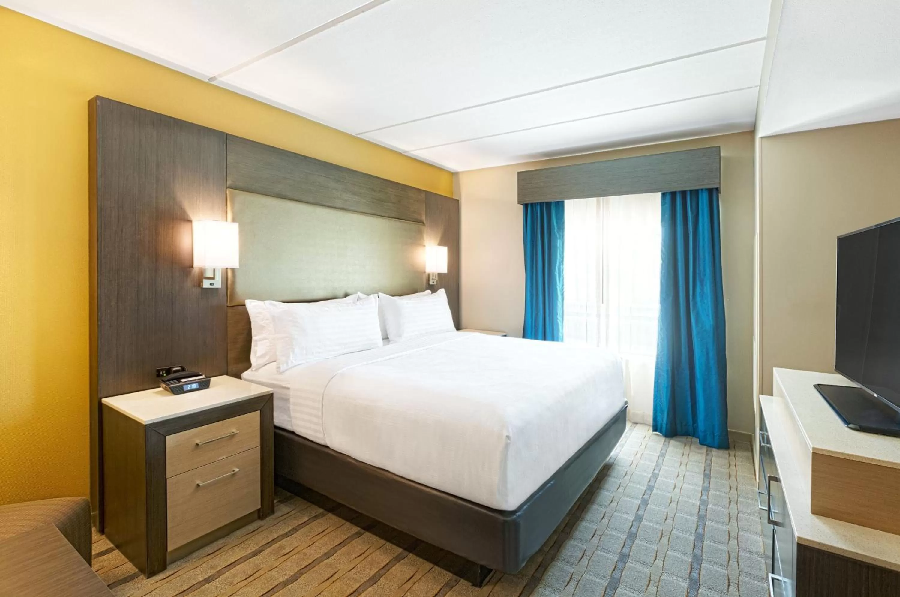 Suite - Hearing Accessible in Crowne Plaza Shenandoah - The Woodlands