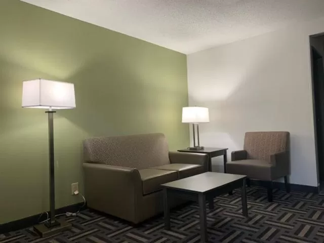 Seating area in La Quinta Inn and Suites by Wyndham Cincinnati North