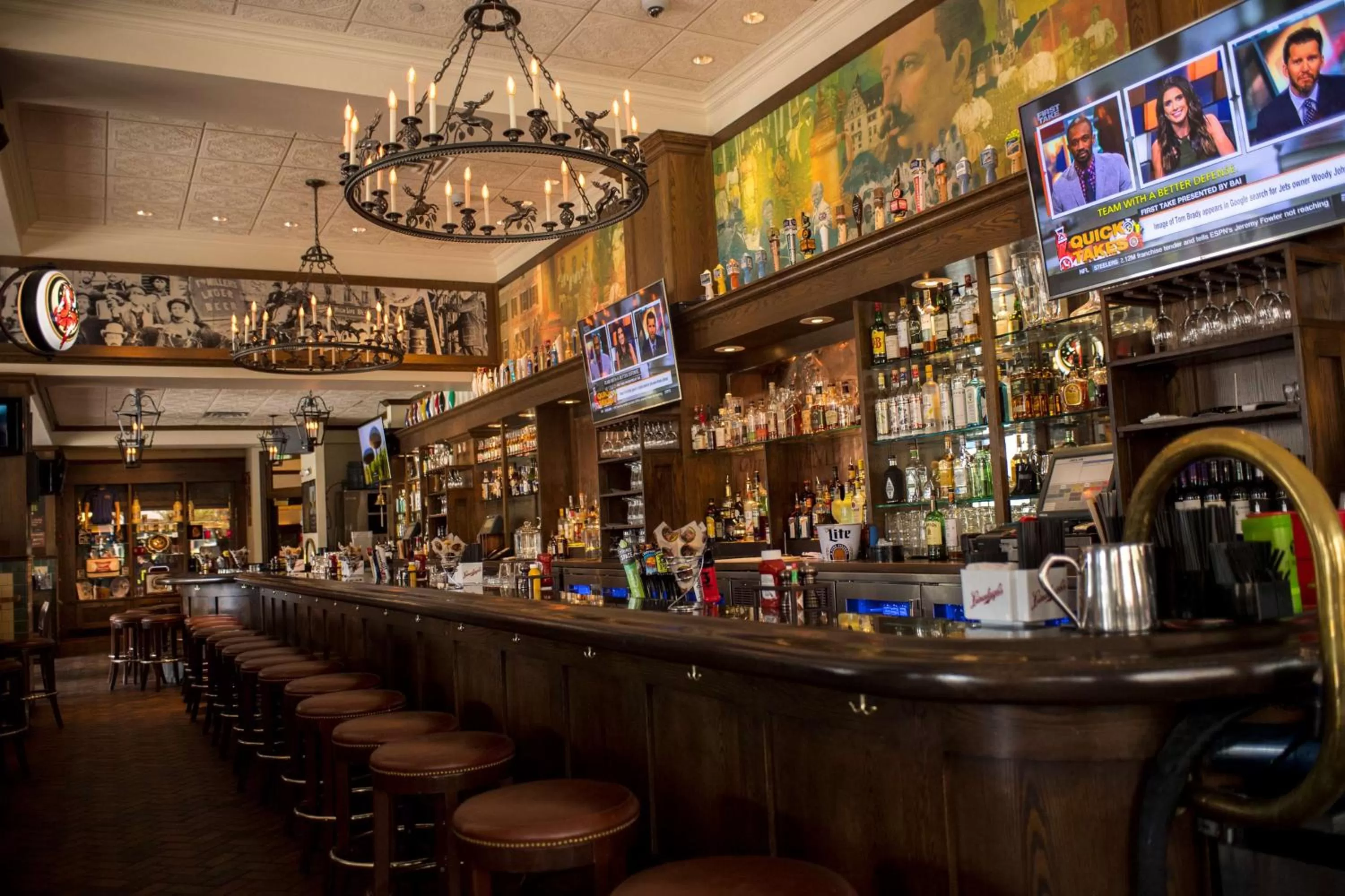 Lounge or bar in Hilton Milwaukee