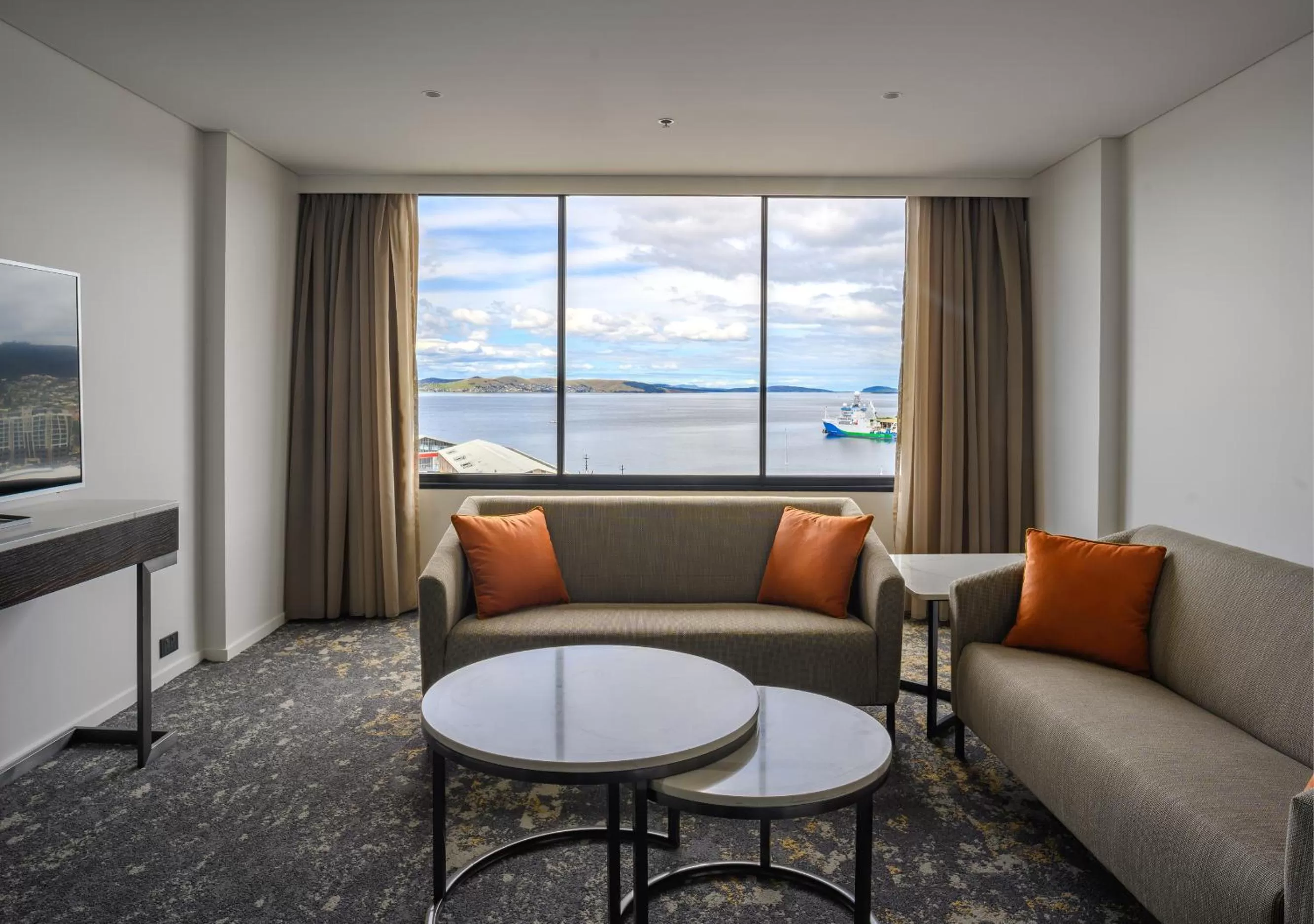Living room in Hotel Grand Chancellor Hobart