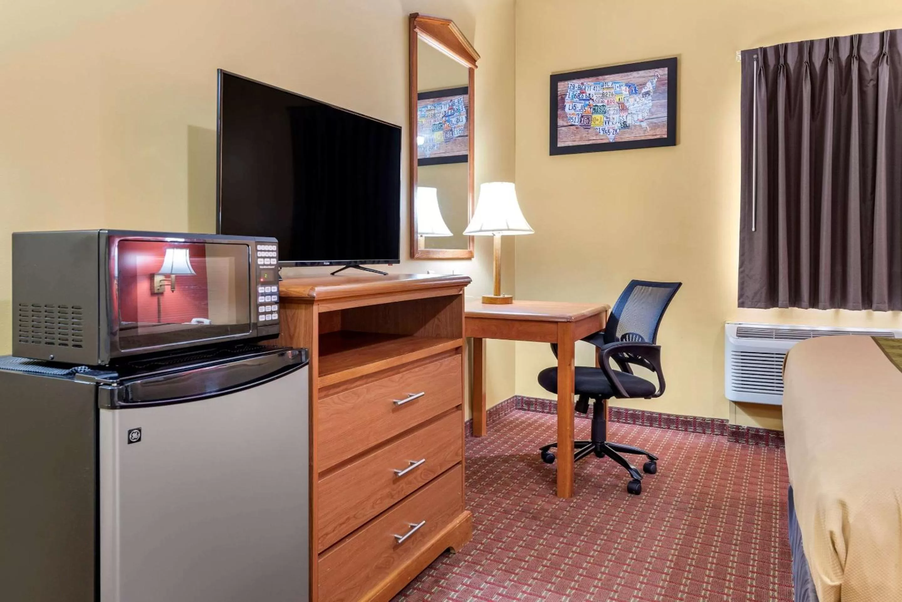 Photo of the whole room in Econo Lodge Louisville Airport