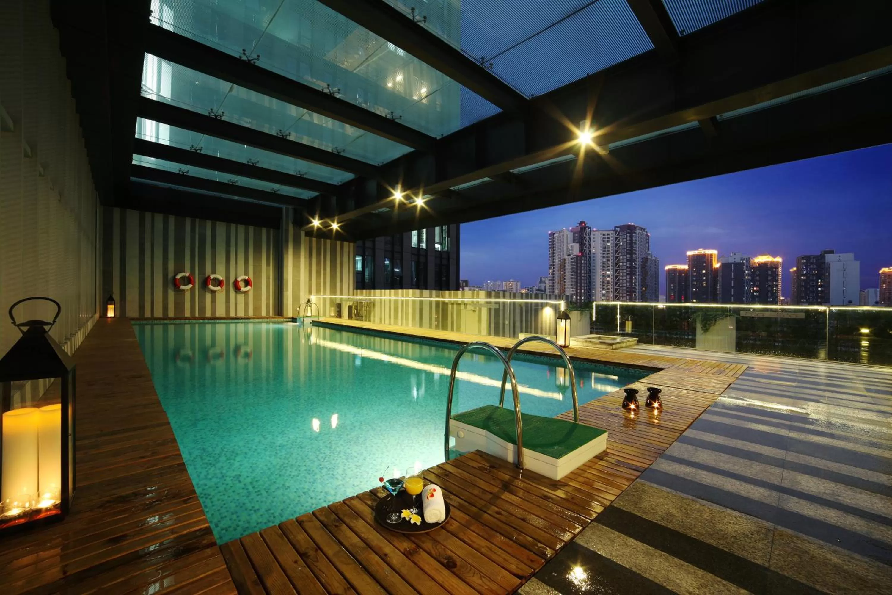 Swimming pool in Rhombus Park Aura Chengdu Hotel