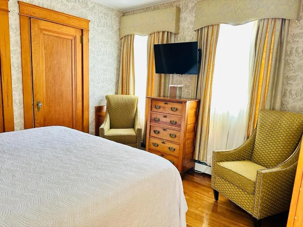 Bed in America's Cup Inn Newport