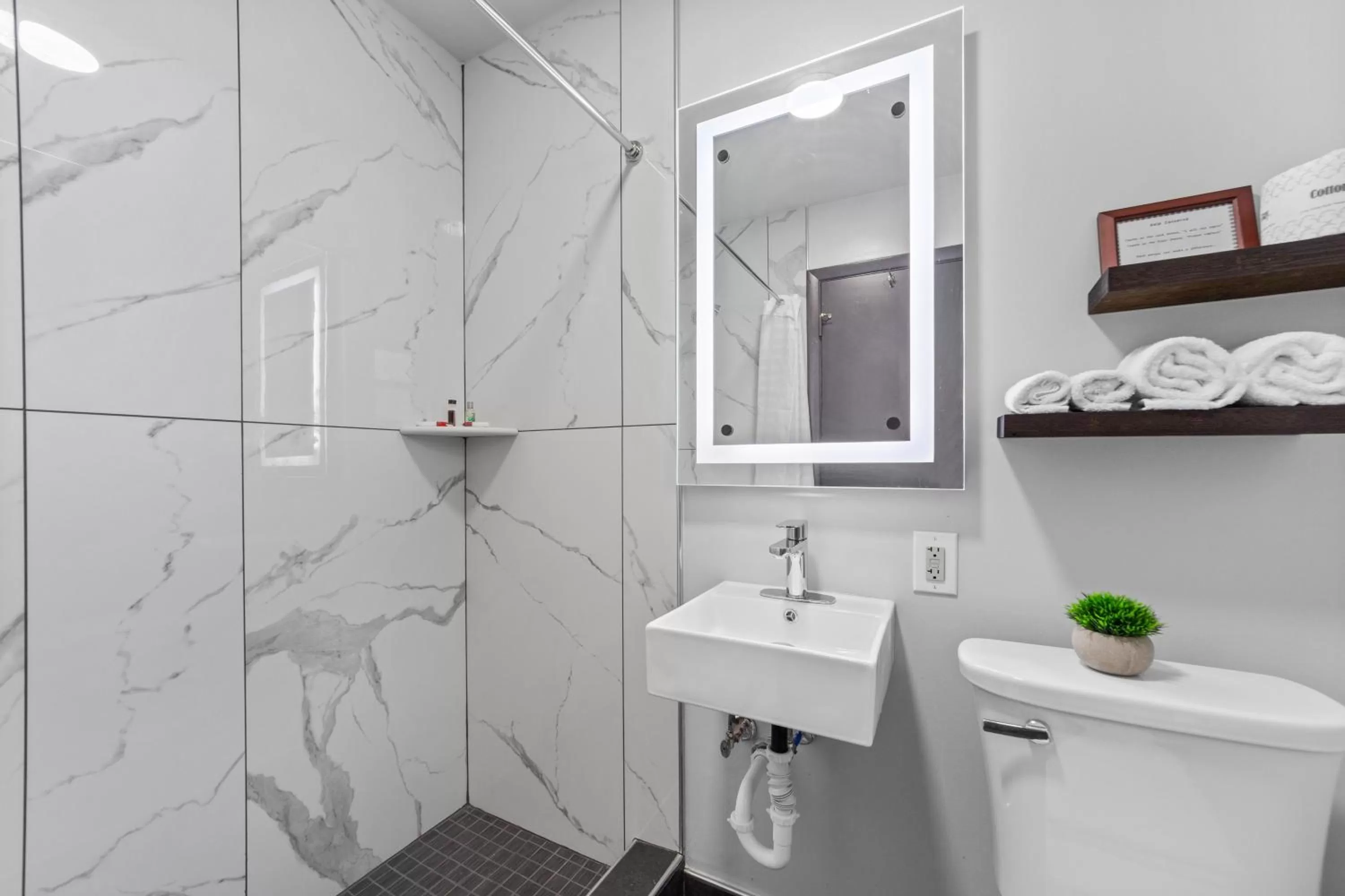 Bathroom in Glass House Inn Erie Near I-90 & I-79